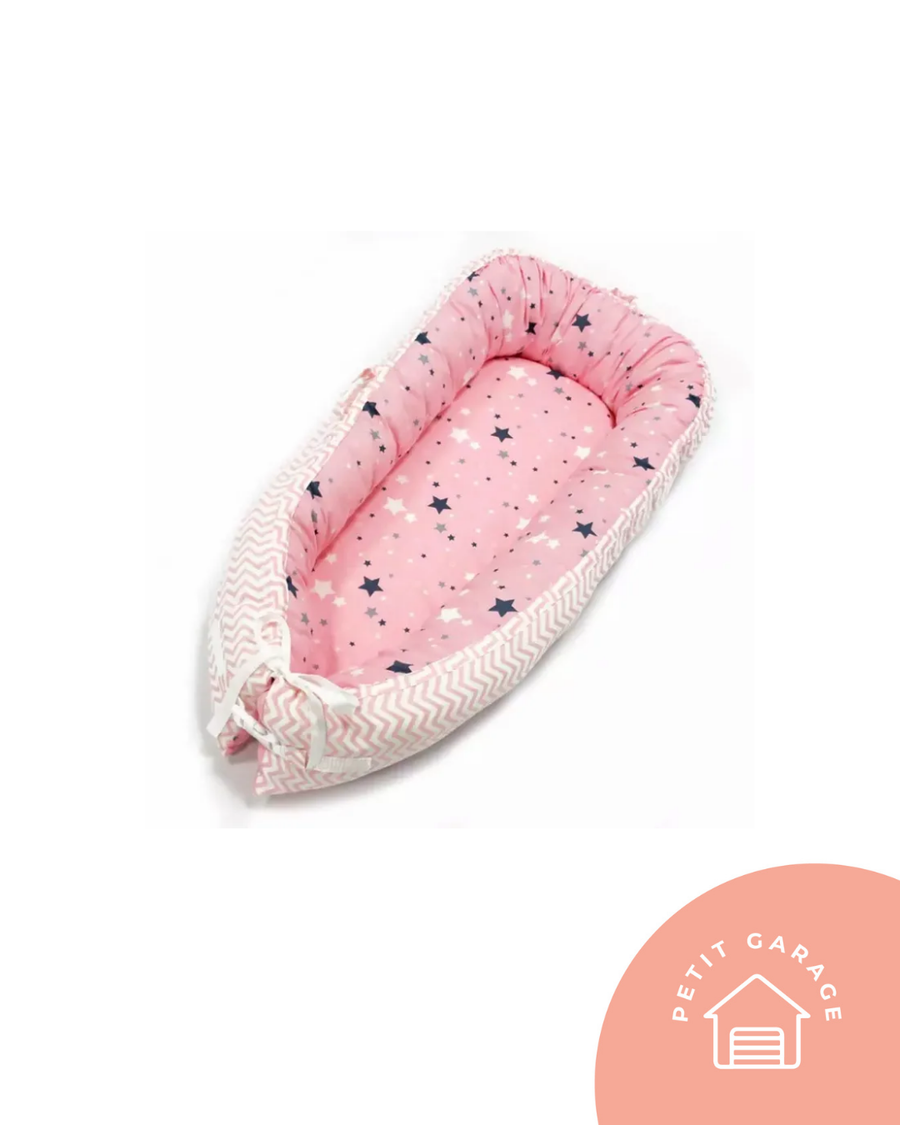 Nido colecho, diseño zigzag y estrellas, color rosado. Marca Genérica (#PG5506)