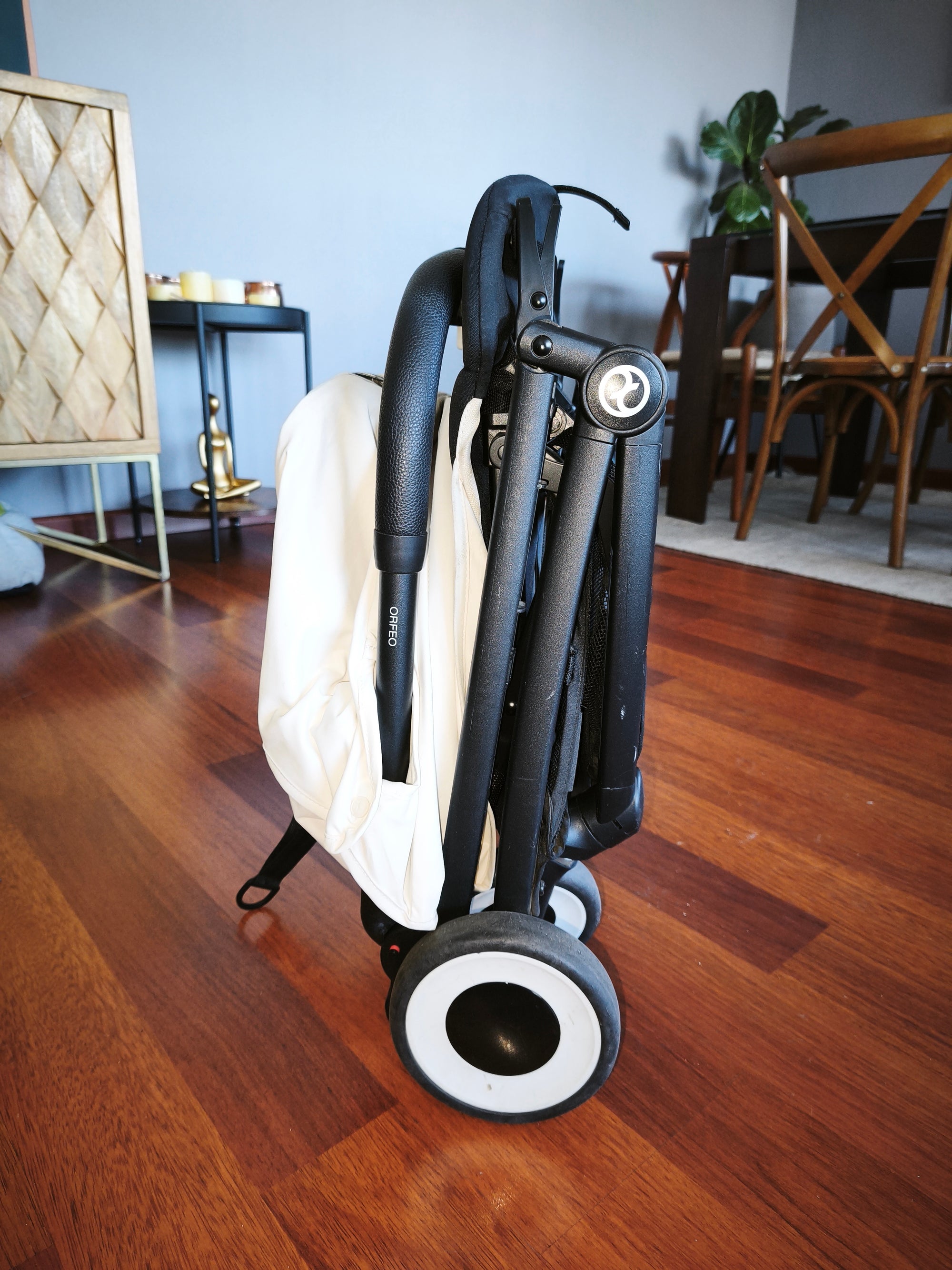 Coche Orfeo, modelo negro con techo claro. Marca Cybex (#PG5711)