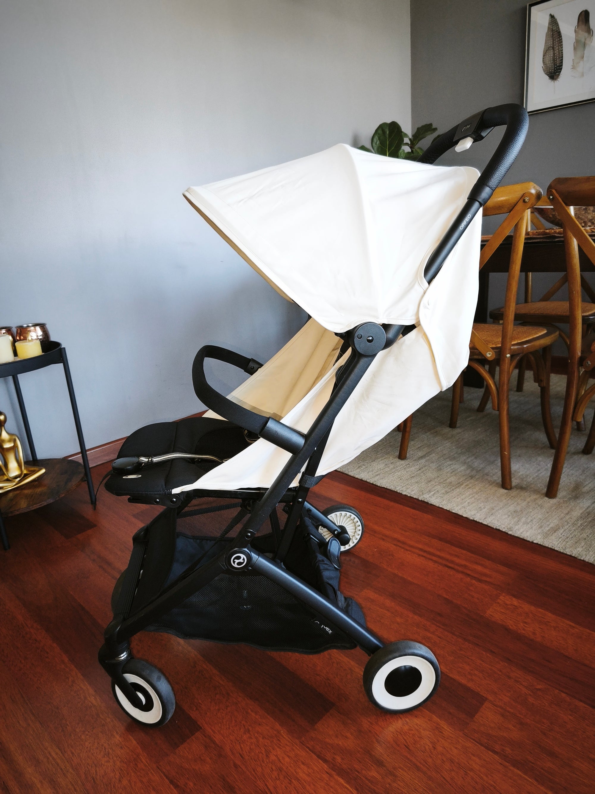 Coche Orfeo, modelo negro con techo claro. Marca Cybex (#PG5711)