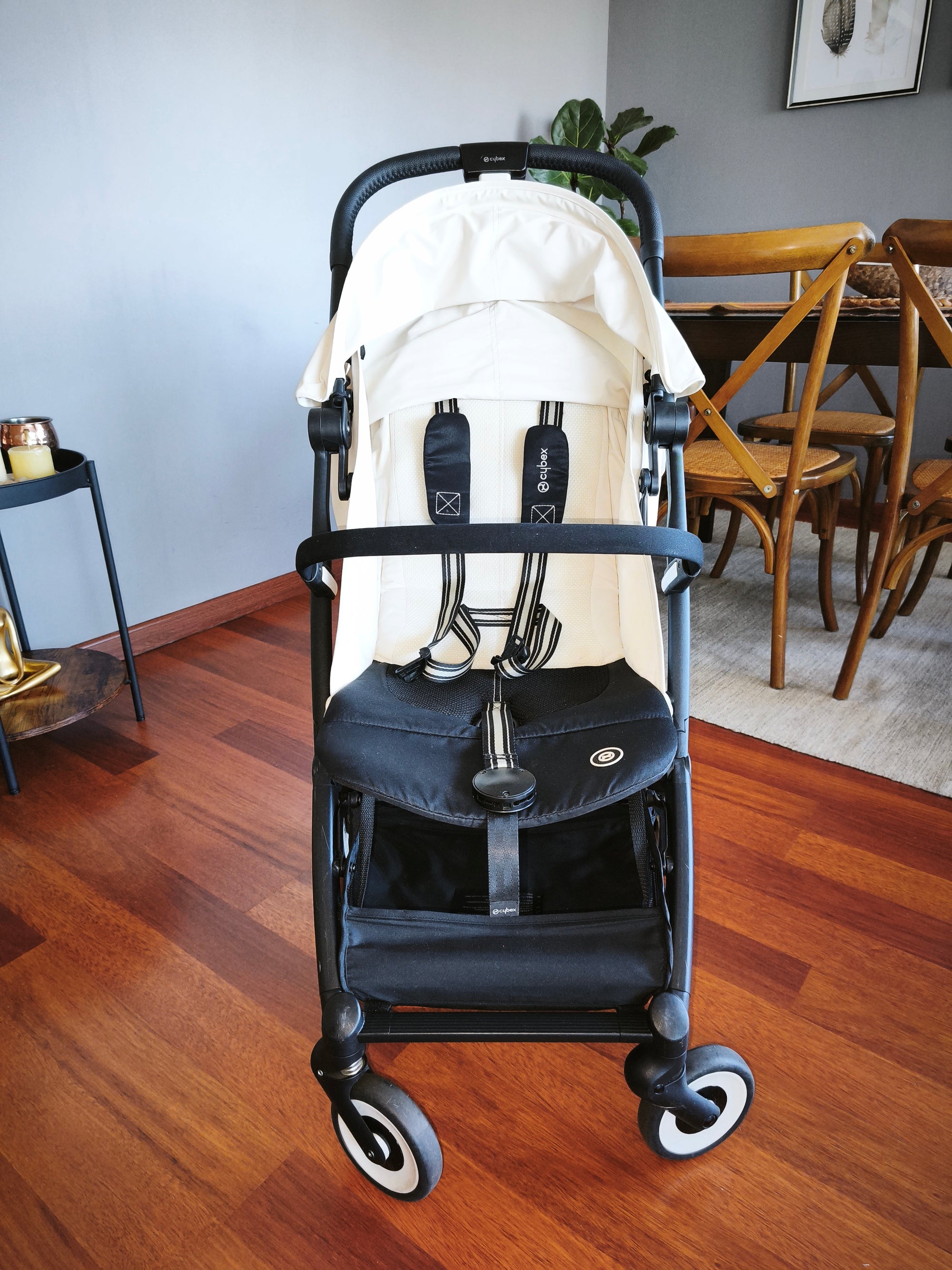 Coche Orfeo, modelo negro con techo claro. Marca Cybex (#PG5711)
