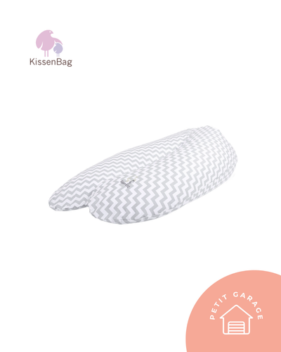 Cojín maternal y lactancia zig zag blanco/gris. Marca Kissenbag (#PG5920)