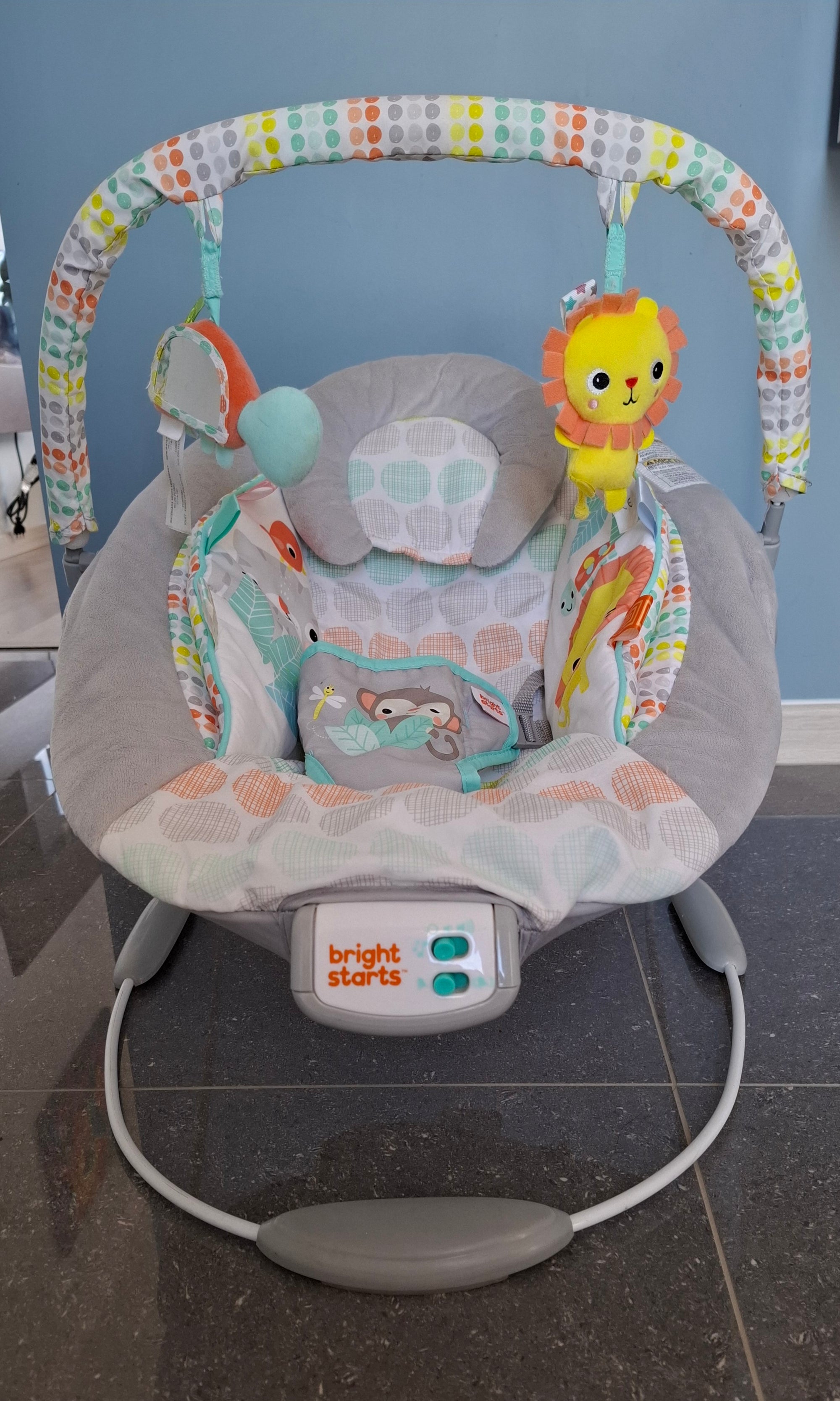 (#PG4219) Silla nido mecedora modelo Whimsical Wild. Marca Bright Starts