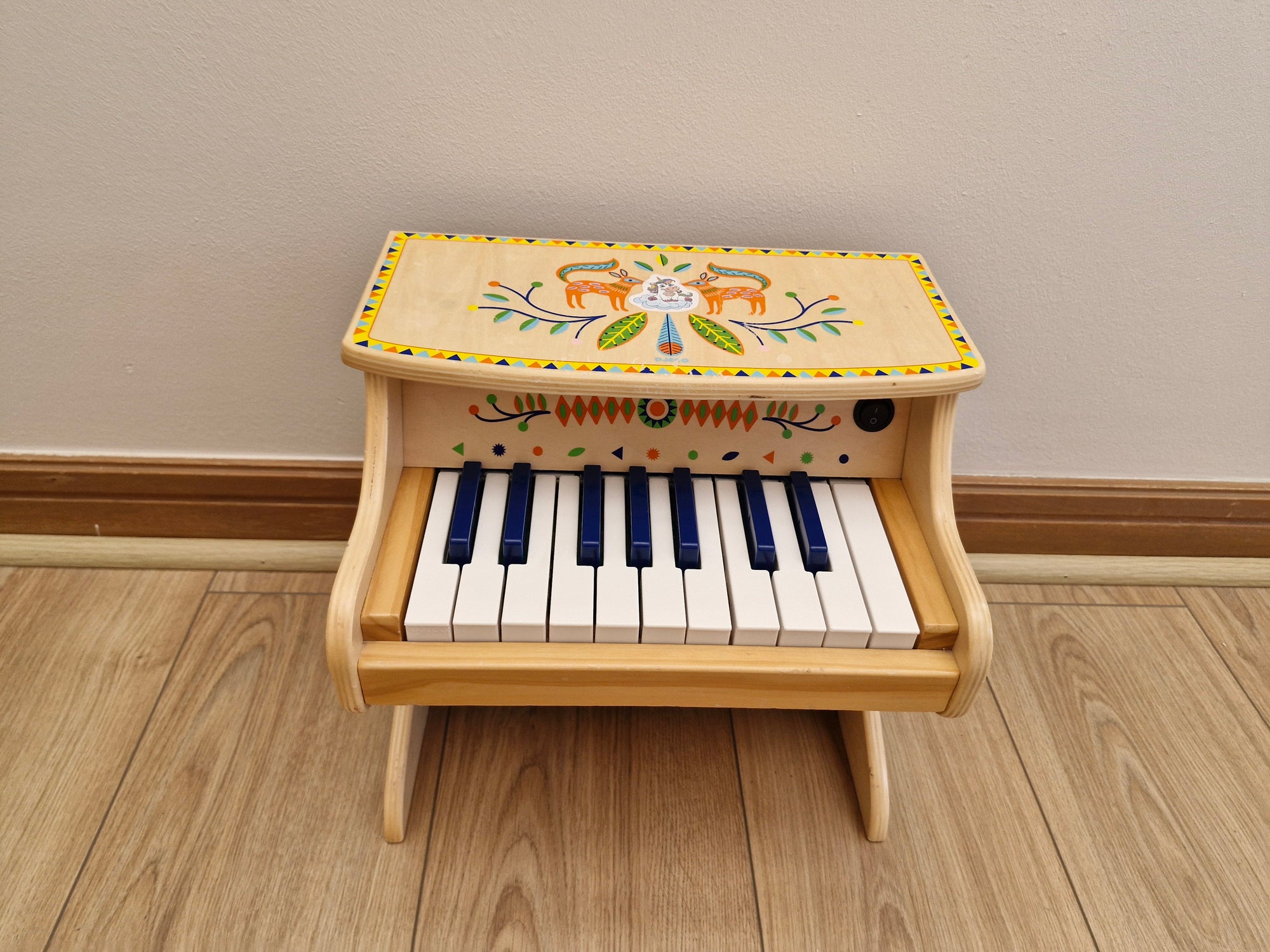 (#PG4227) Piano de juguete eléctrico modelo Djeco. Marca Animambo