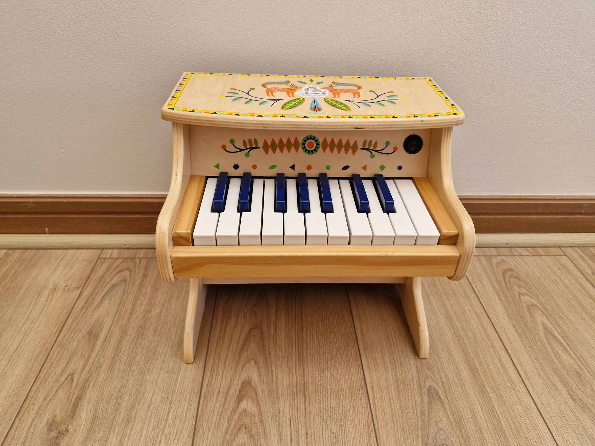 (#PG4227) Piano de juguete eléctrico modelo Djeco. Marca Animambo