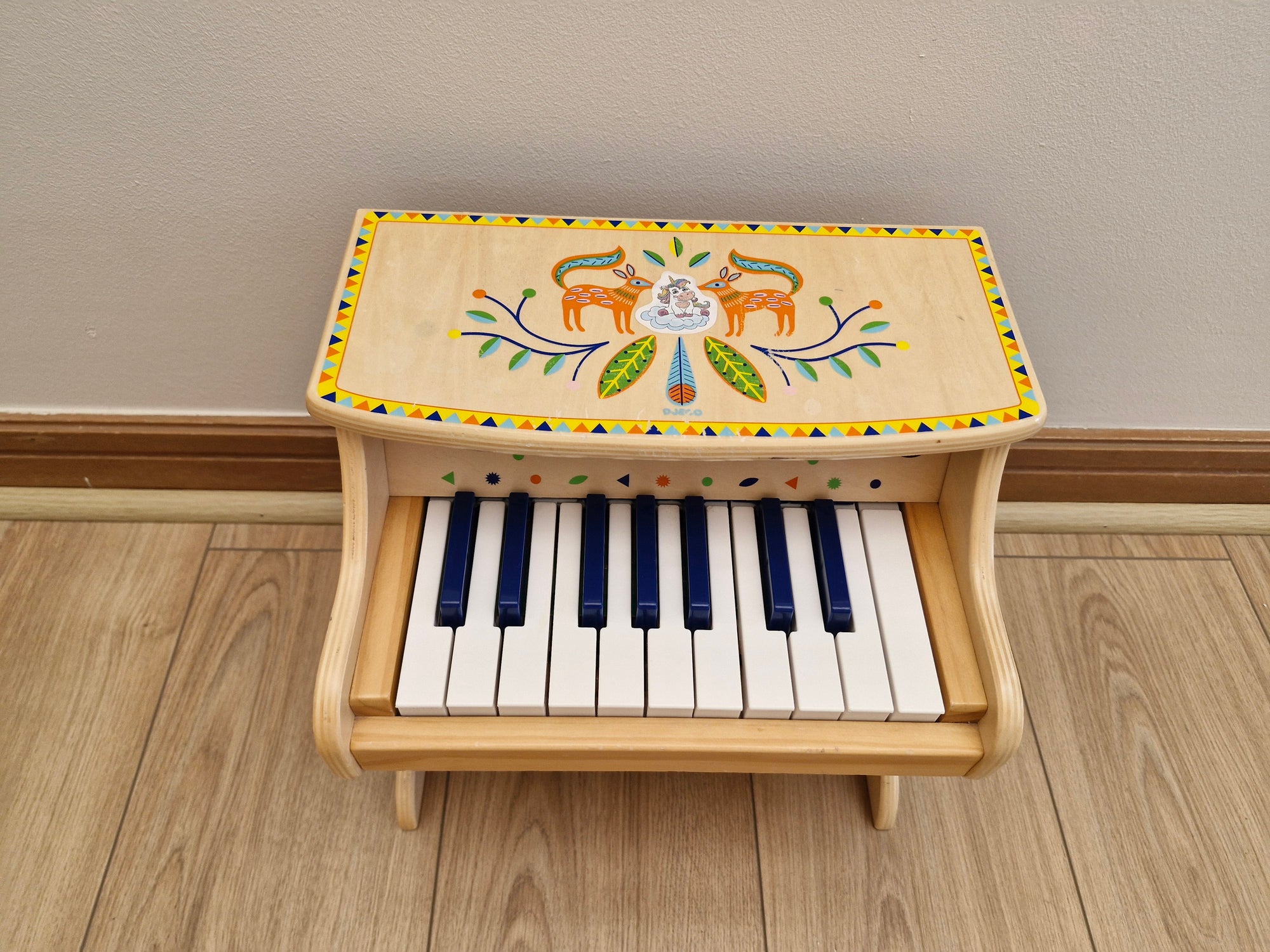 (#PG4227) Piano de juguete eléctrico modelo Djeco. Marca Animambo