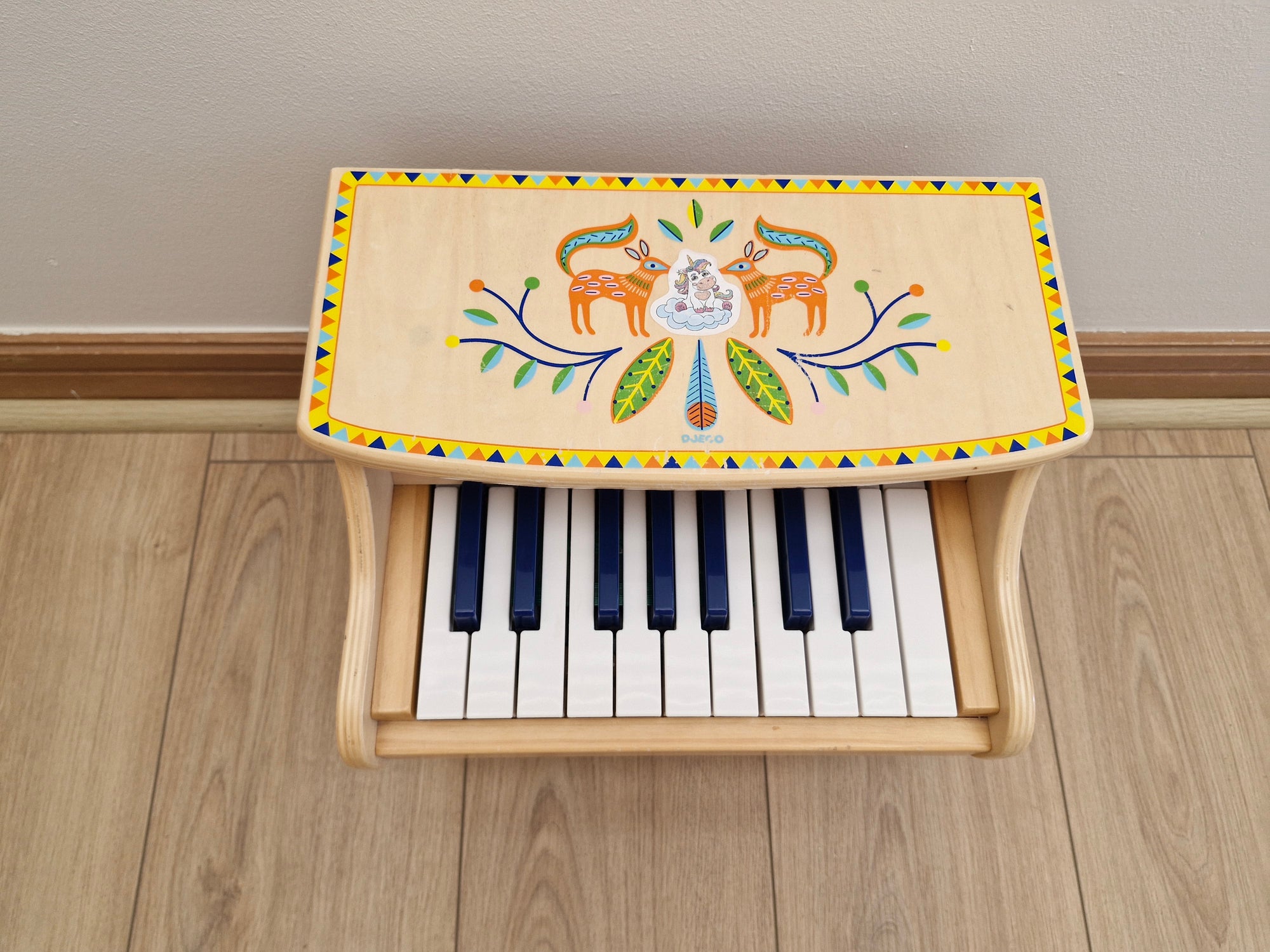 (#PG4227) Piano de juguete eléctrico modelo Djeco. Marca Animambo