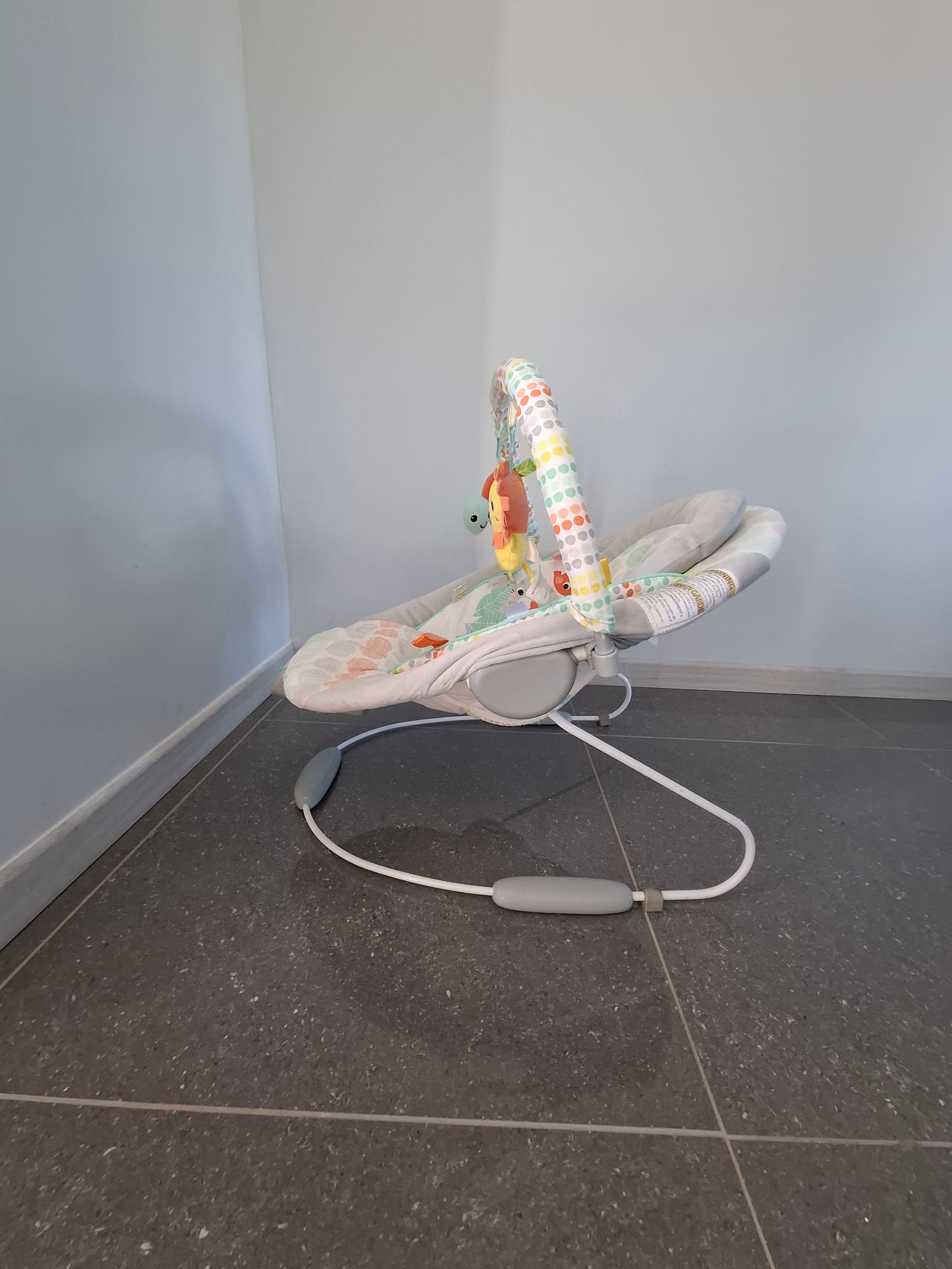 (#PG4219) Silla nido mecedora modelo Whimsical Wild. Marca Bright Starts