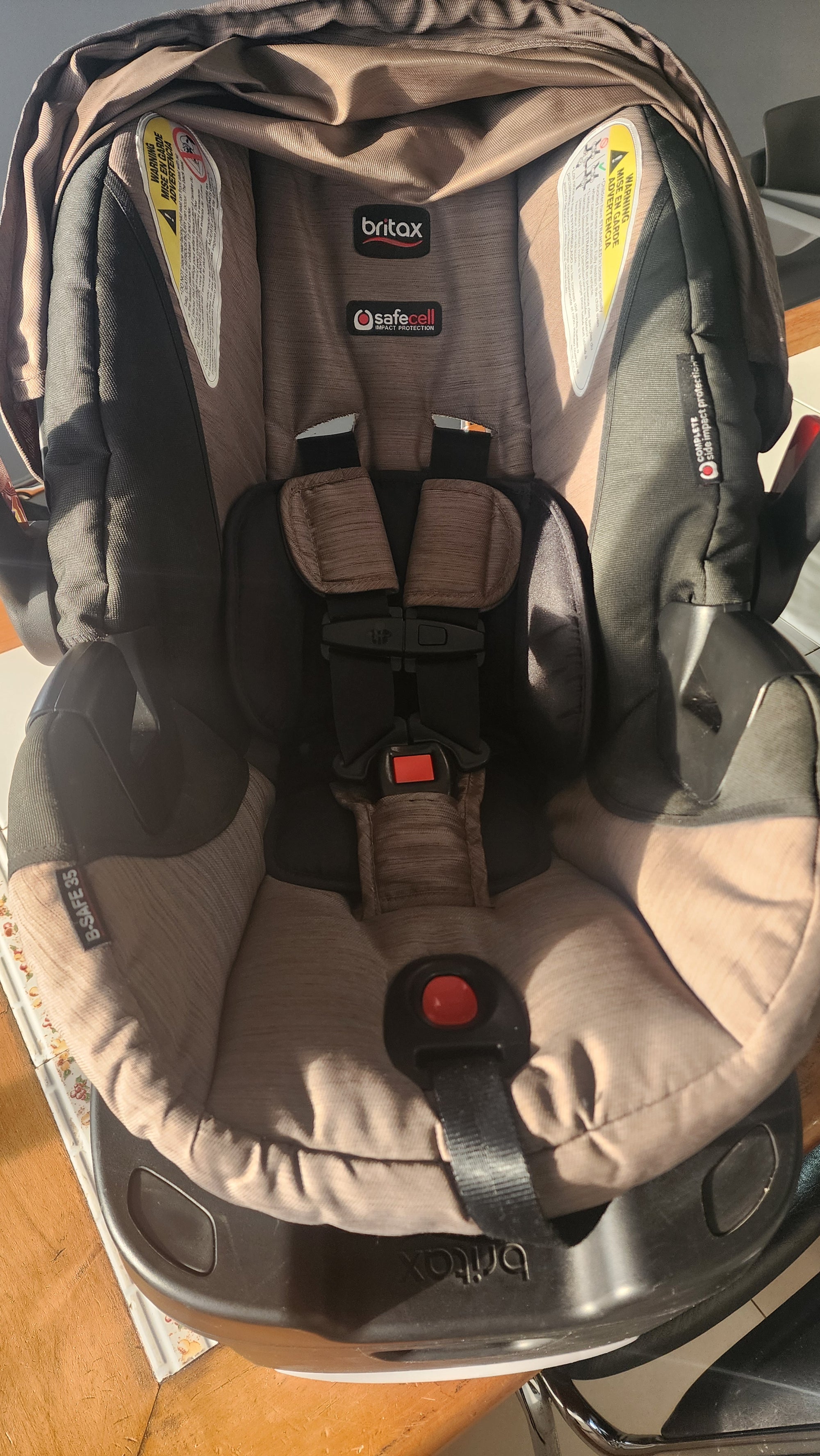 marca britax PG4831) Silla de auto modelo B-Safe 35. Marca Britax