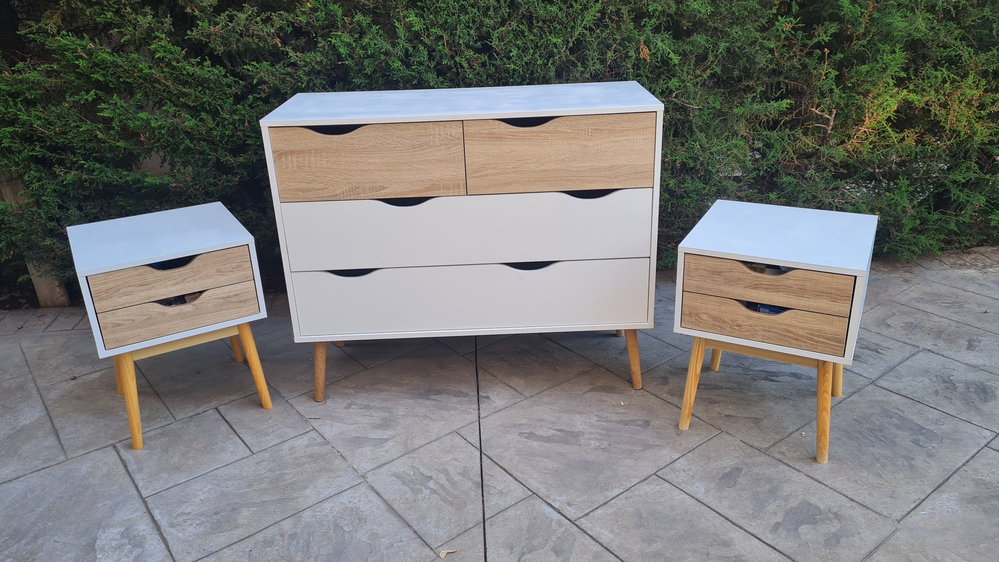 (#PG5137) Cómoda modelo Oslo de 4 cajones + Dos veladores de 2 cajones modelo Florencia. Marca M+Design y Tvilum