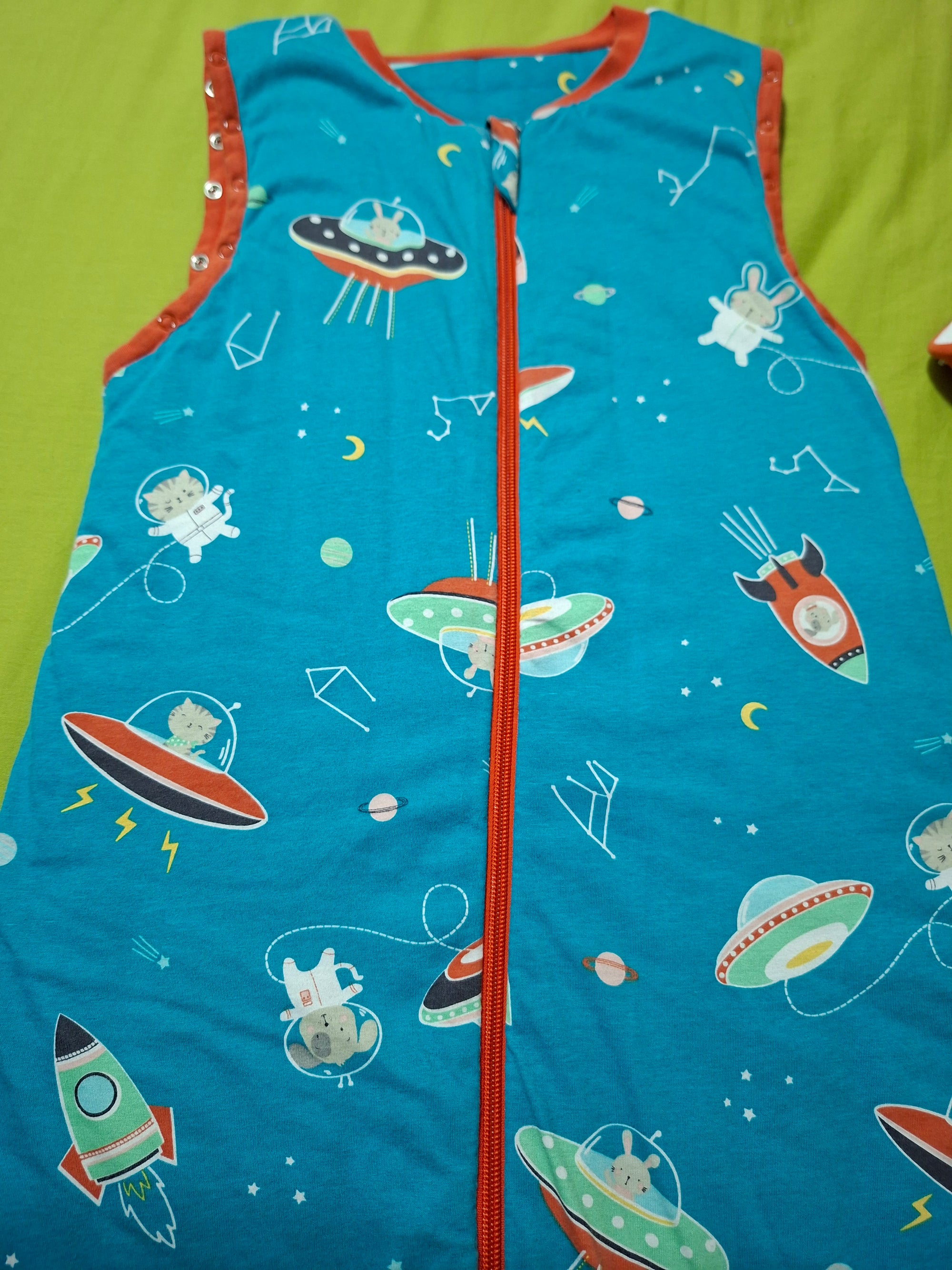 Saquito de dormir. 3.5 TOG, diseño universo. Marca Slumbersac (#PG5640)