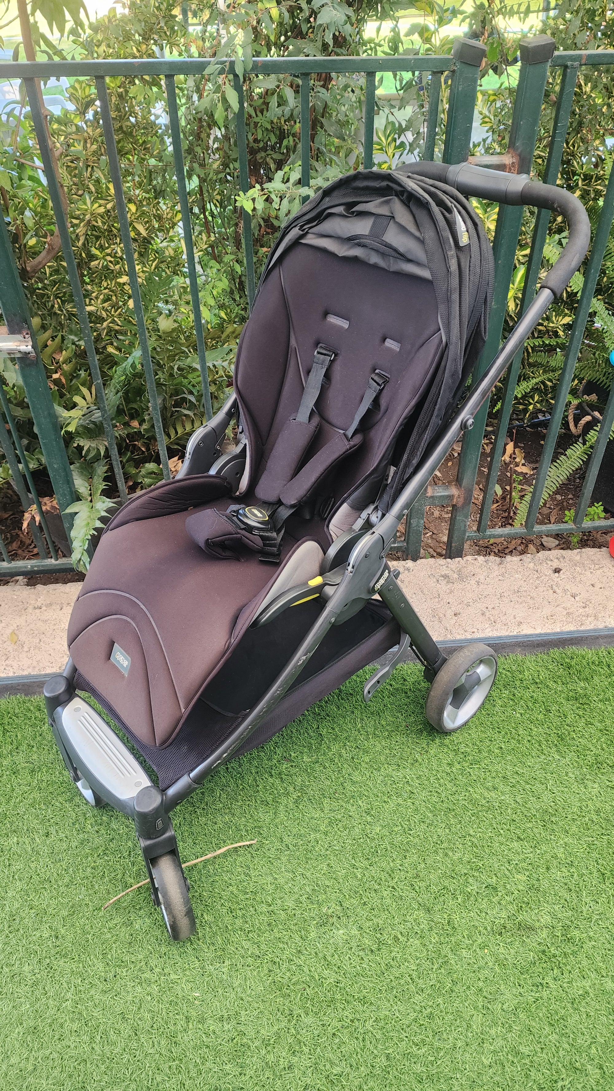 Coche negro. Marca Mamas y Papas (#PG5738)
