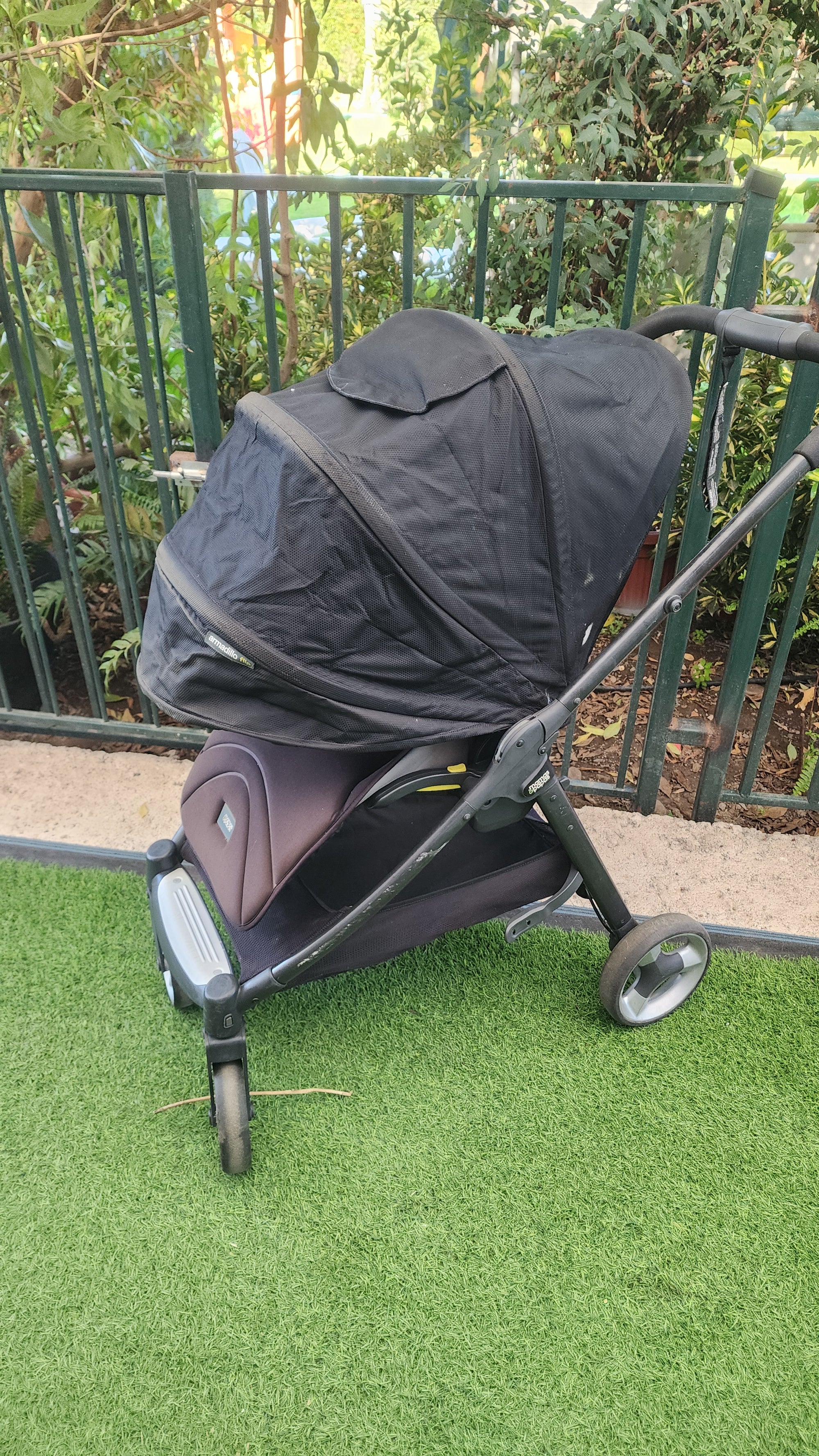 Coche negro. Marca Mamas y Papas (#PG5738)