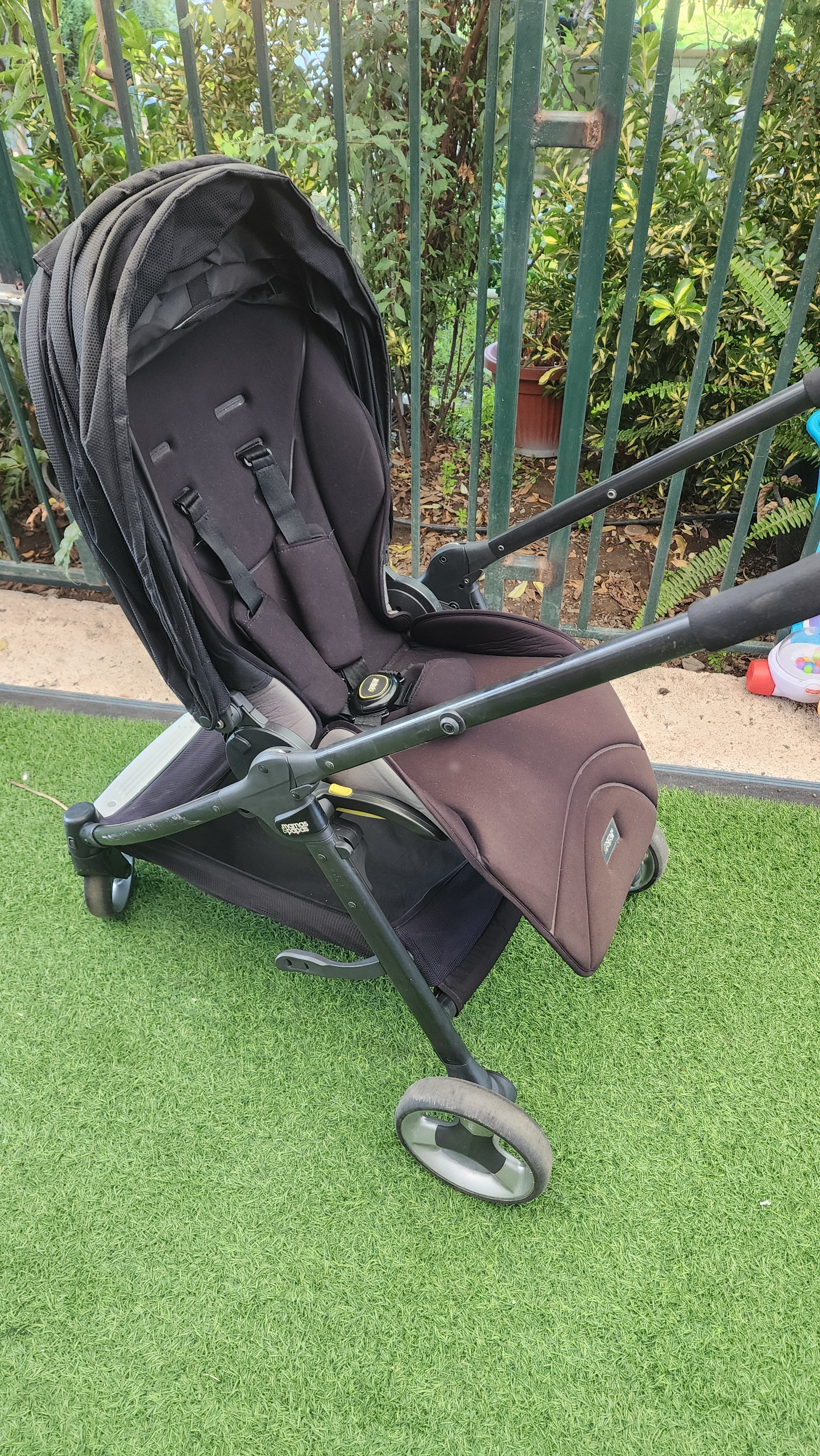 Coche negro. Marca Mamas y Papas (#PG5738)