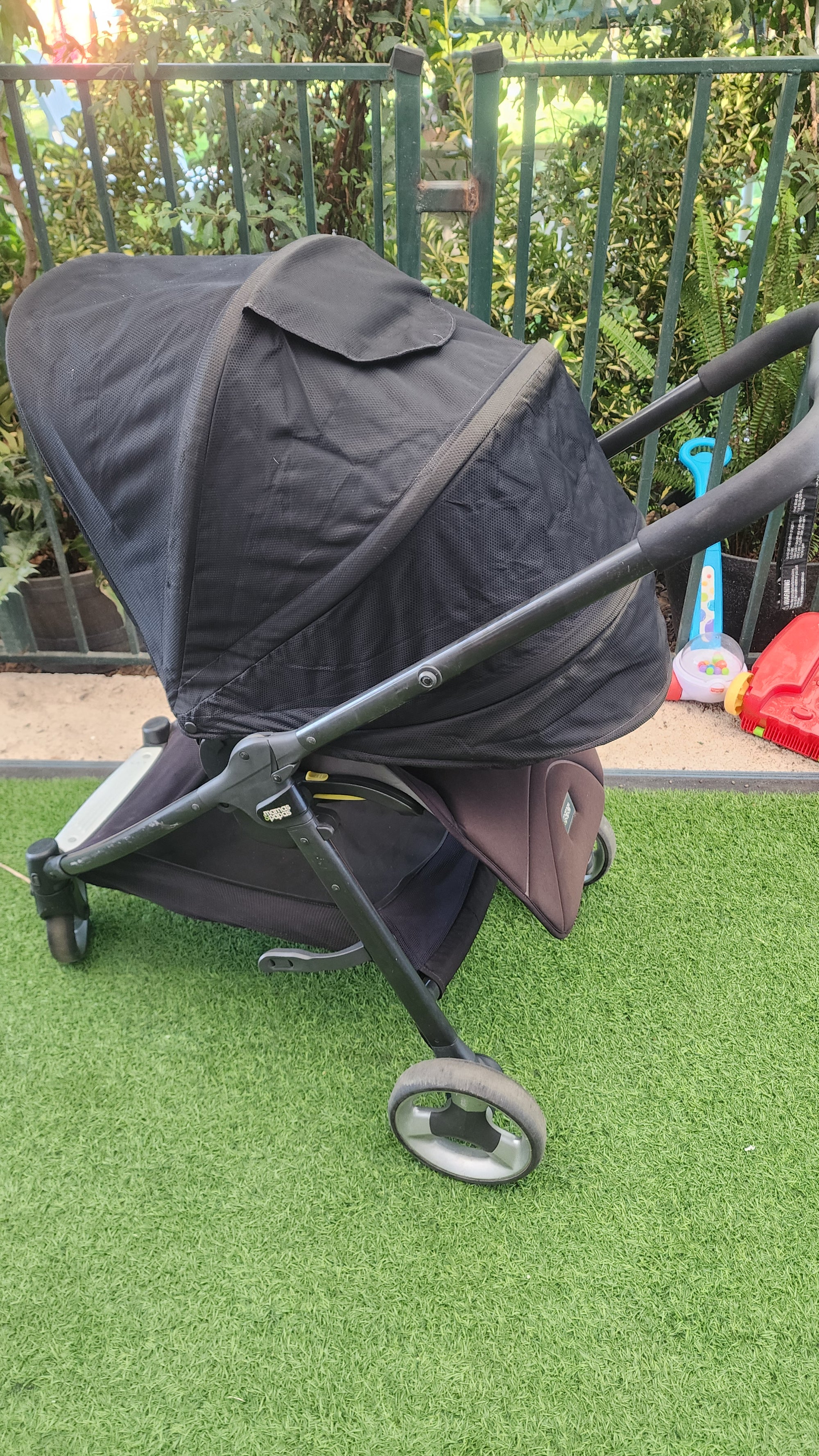 Coche negro. Marca Mamas y Papas (#PG5738)