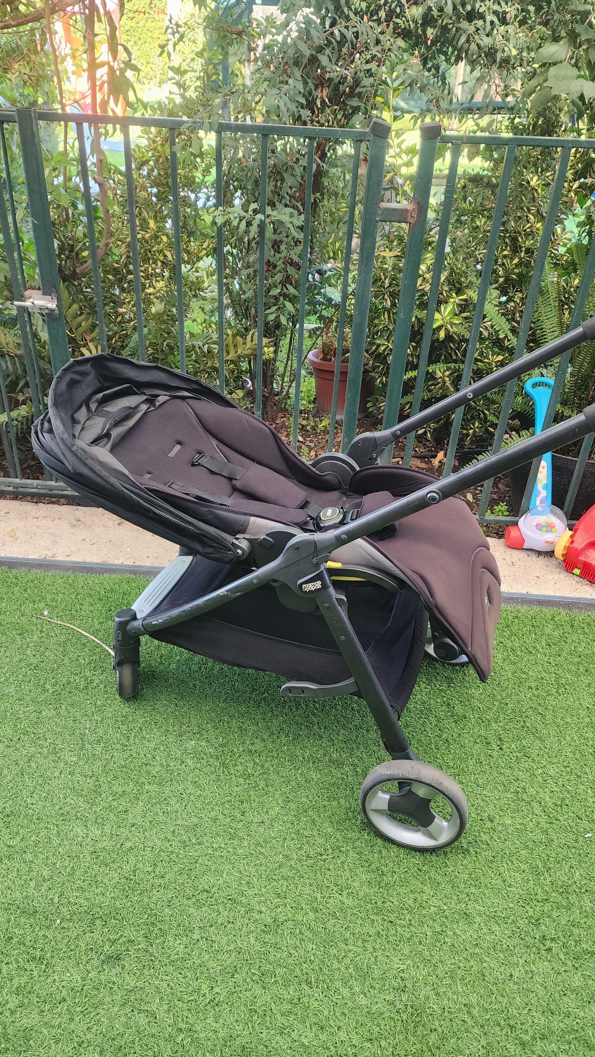 Coche negro. Marca Mamas y Papas (#PG5738)
