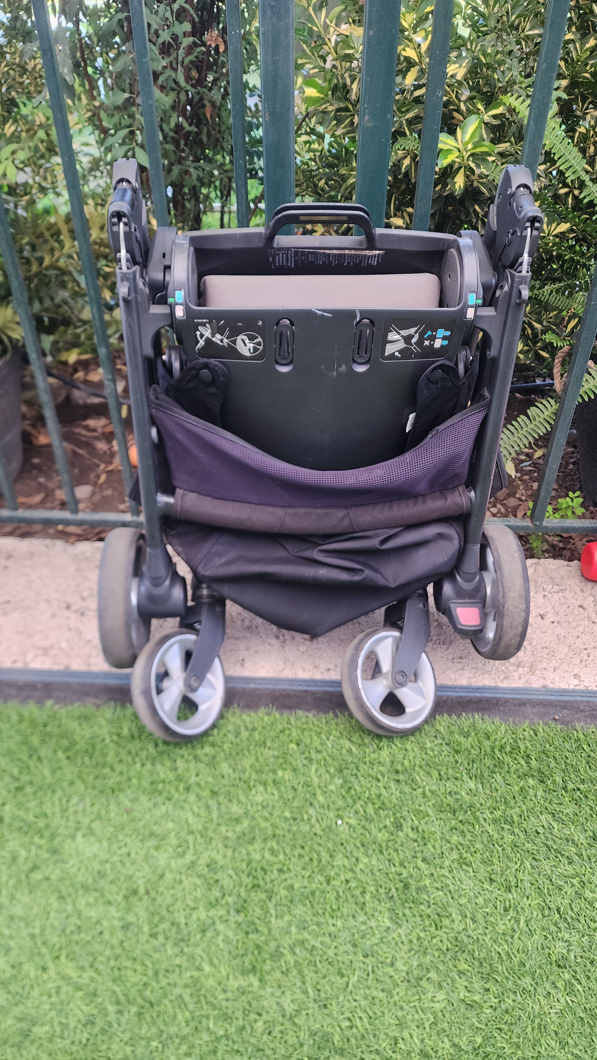 Coche negro. Marca Mamas y Papas (#PG5738)