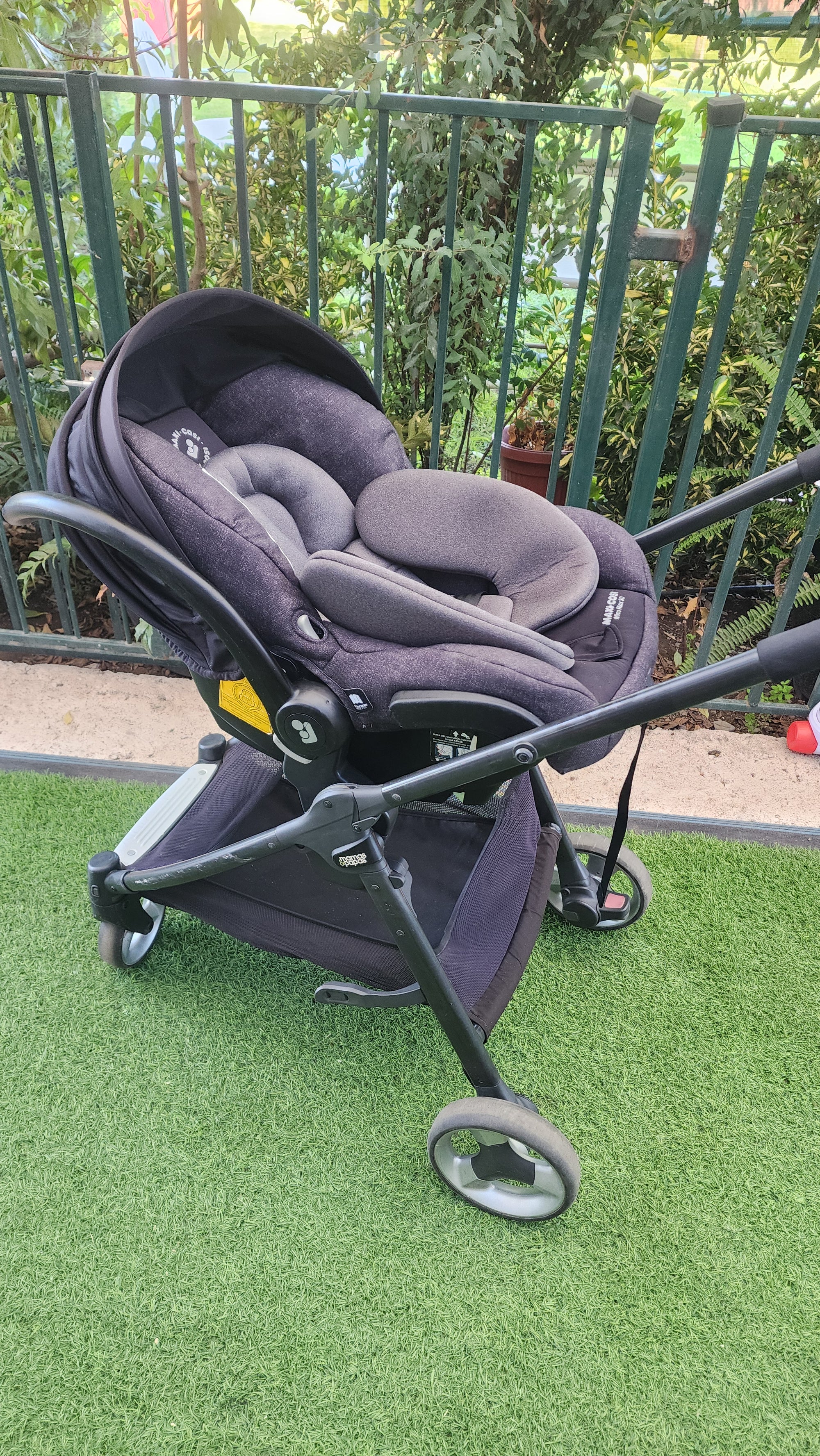 Coche negro. Marca Mamas y Papas (#PG5738)