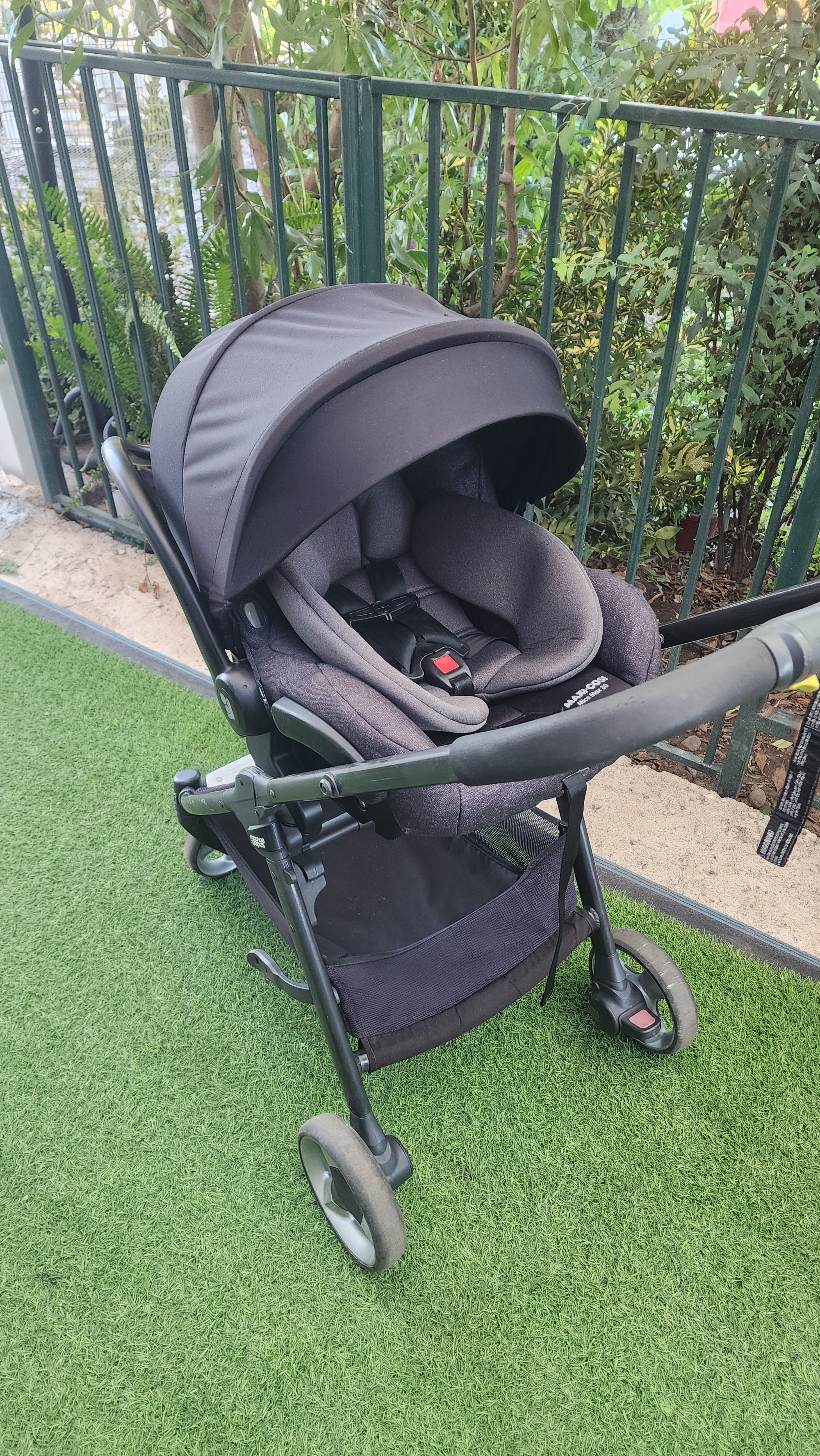Coche negro. Marca Mamas y Papas (#PG5738)