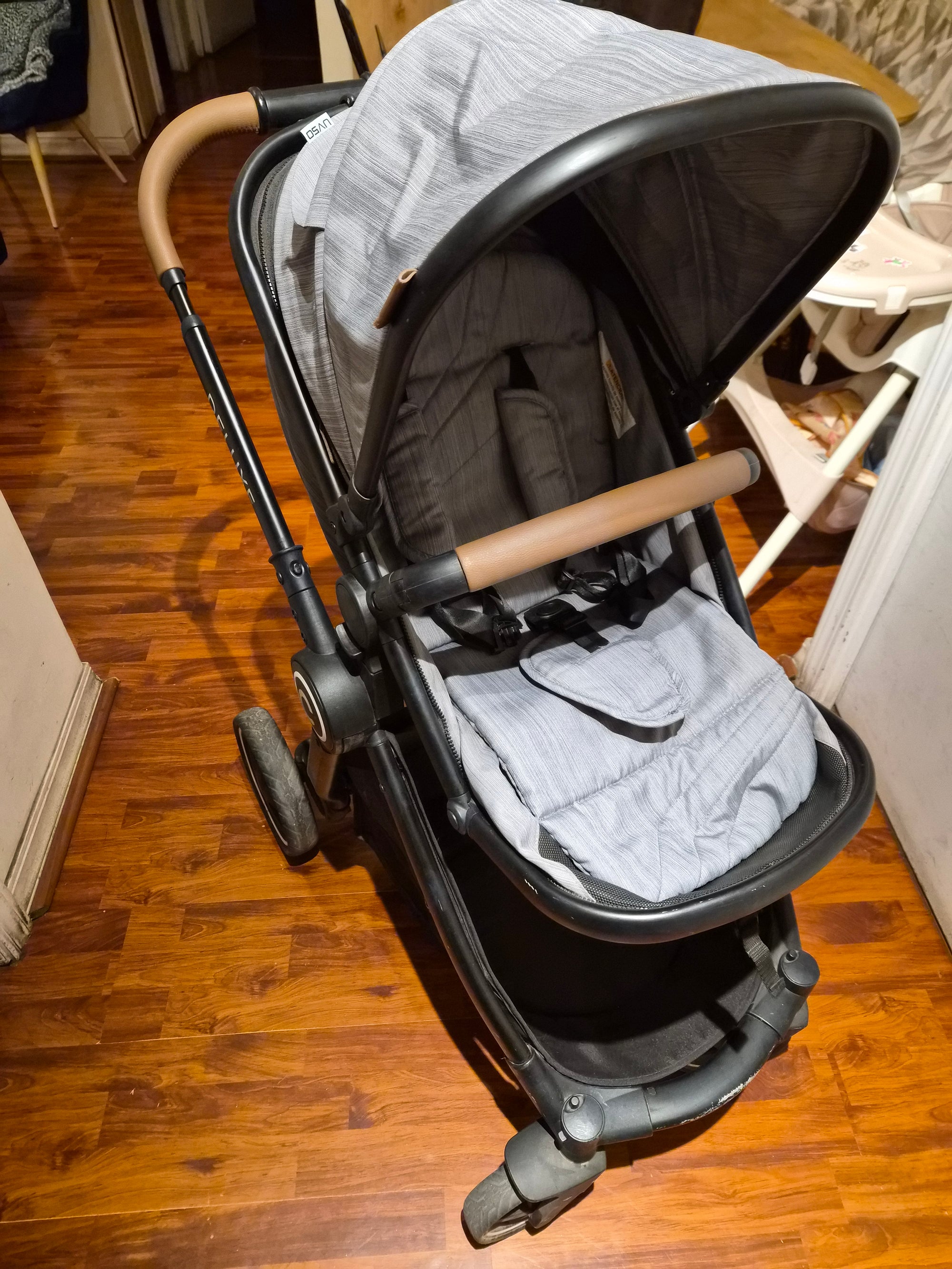 Coche Deluxe V2 gris. Marca Carestino (#PG5758)
