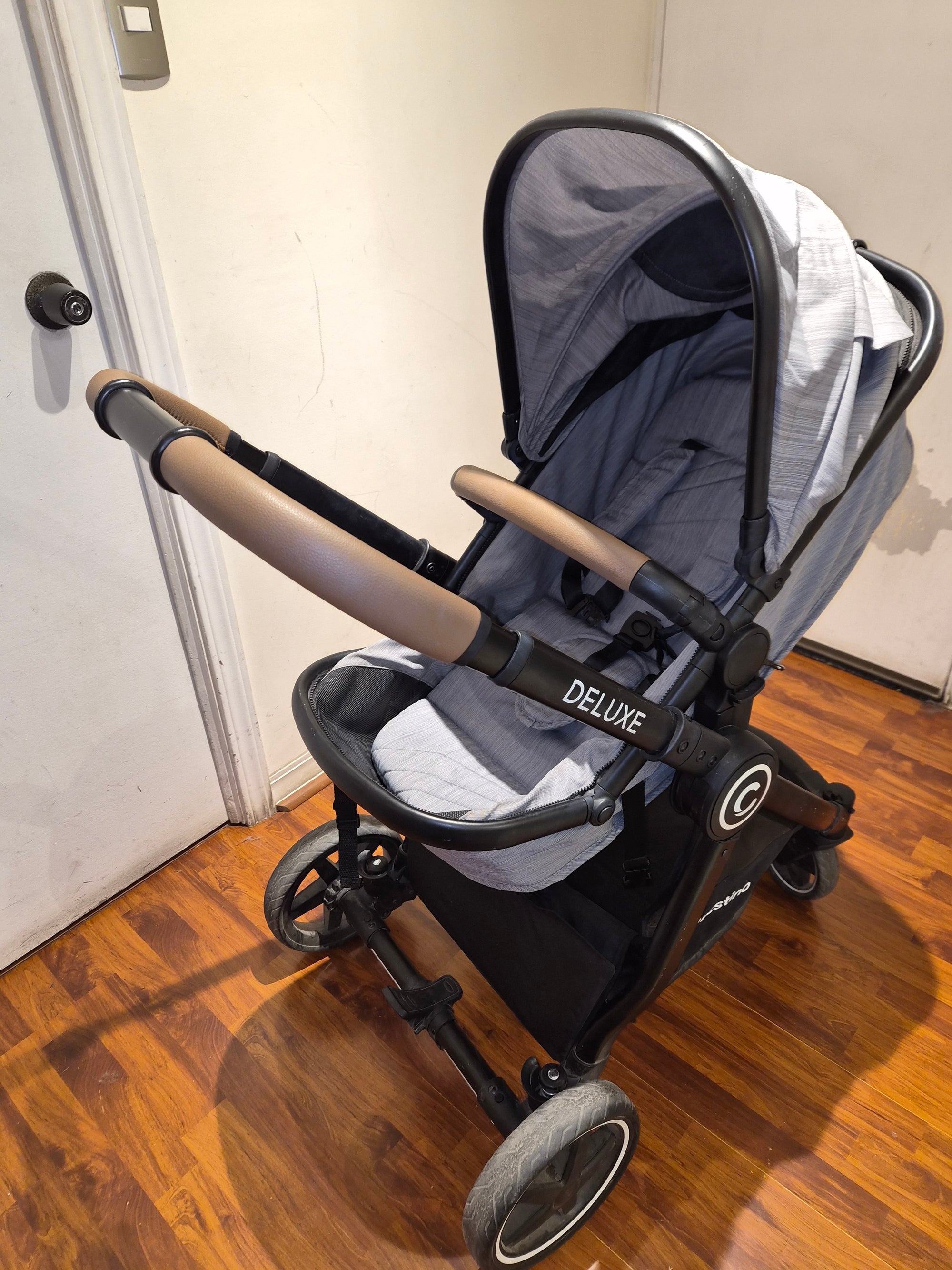 Coche Deluxe V2 gris. Marca Carestino (#PG5758)