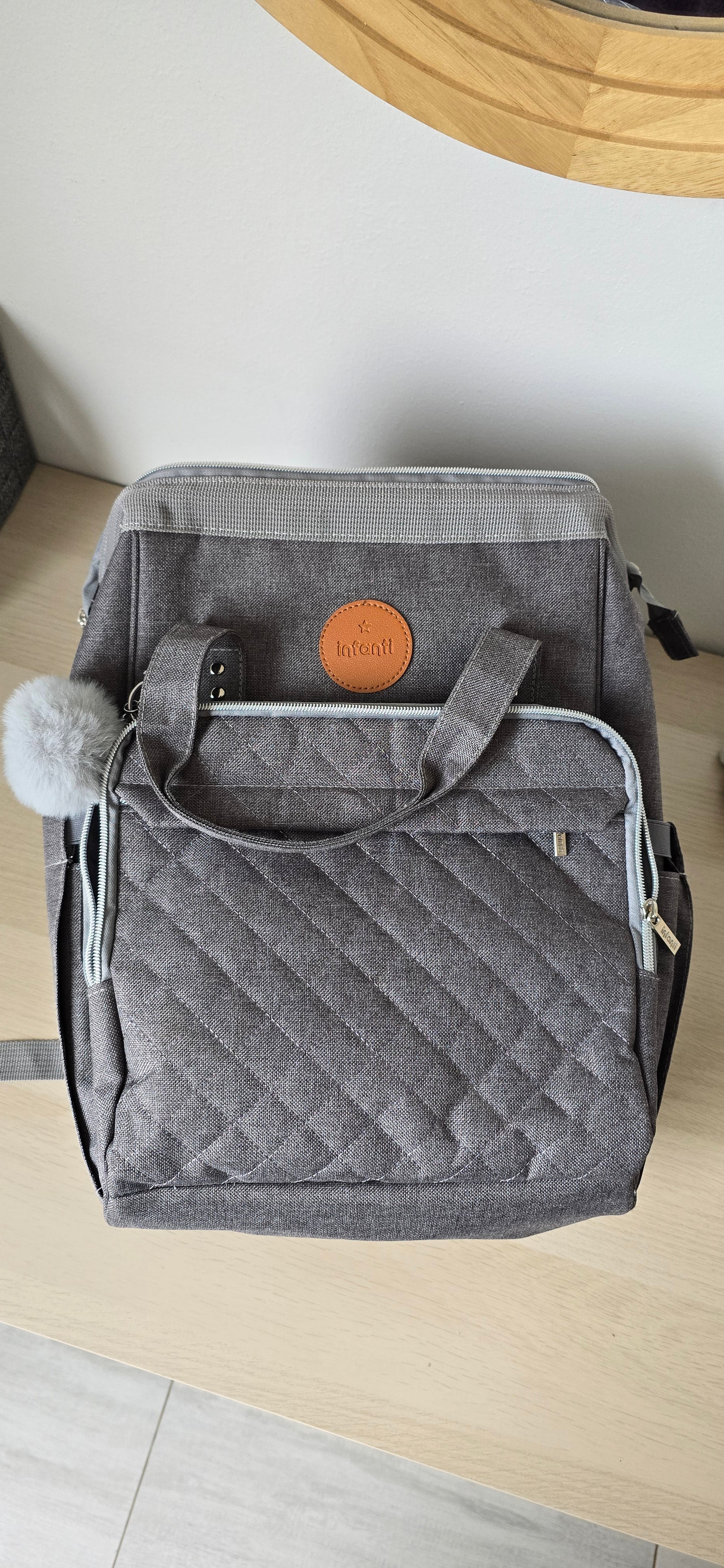 Mochila maternal modelo Open Gris. Marca Infanti (#PG5850)