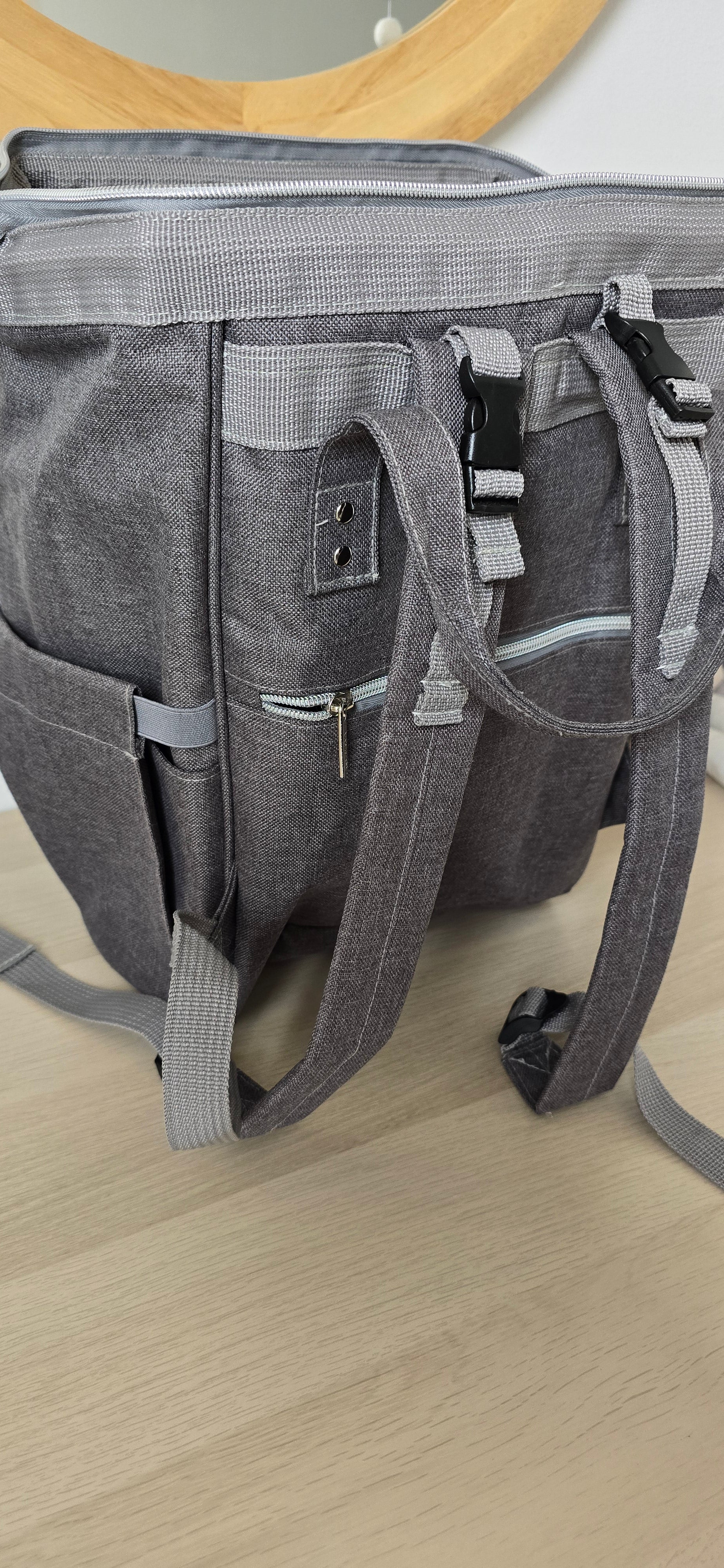 Mochila maternal modelo Open Gris. Marca Infanti (#PG5850)