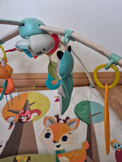 Gimnasio modelo Into The Forest Gymini Deluxe. Marca Tiny Love (#PG5937)