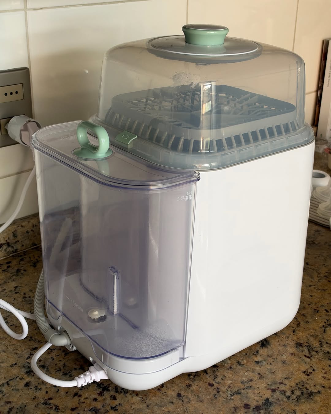 Lavadora y esterilizadora de mamaderas modelo Kleanpal Pro. Marca Momcozy (#PG5964)