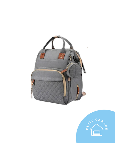 Mochila maternal gris con café. Marca Genérica (#PG5849)