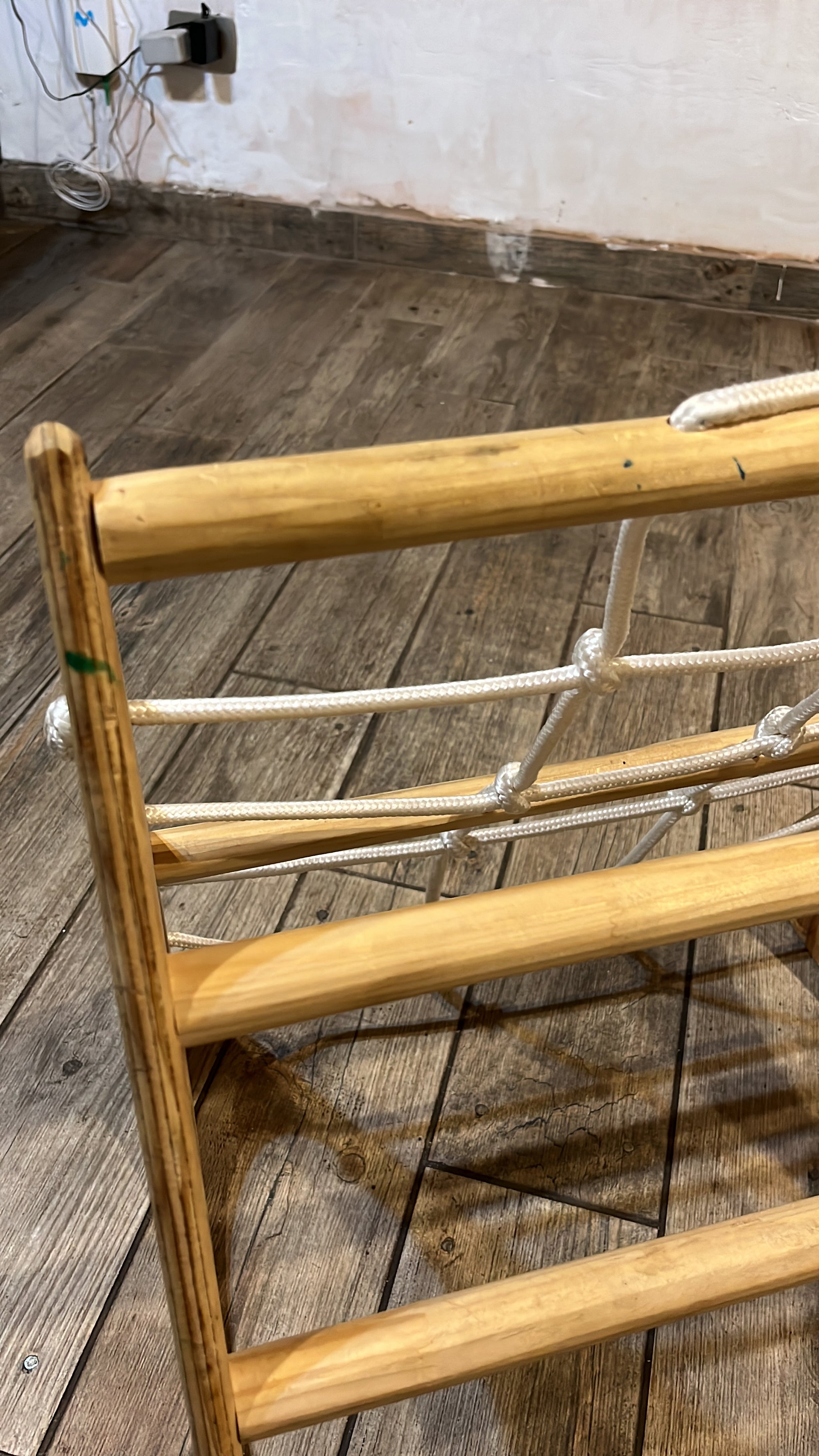 Triángulo Pickler de madera. Marca Abeja Reina (#PG5834)