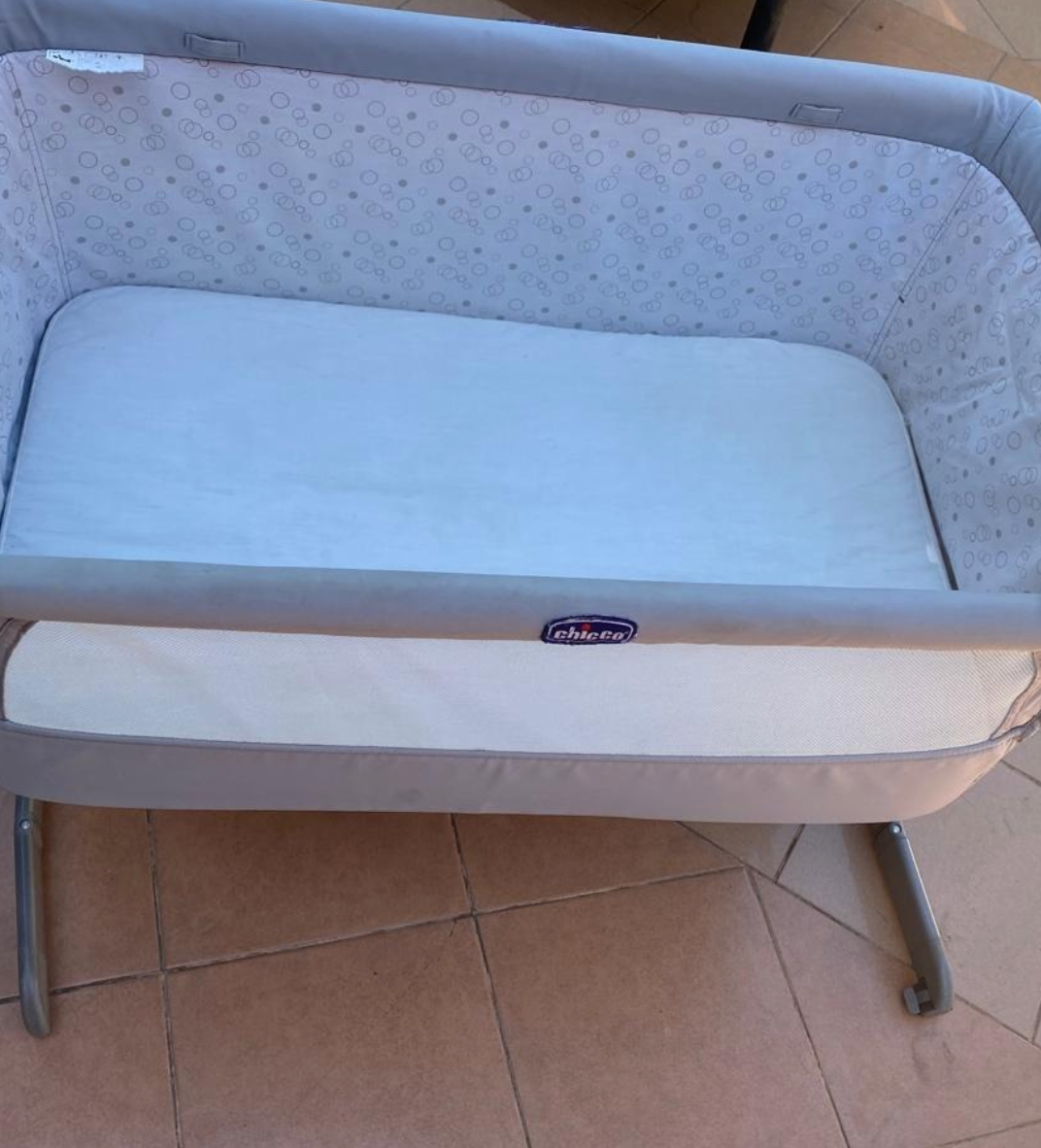 (#PG4196) Cuna colecho modelo Gris. Marca Chicco