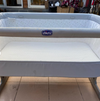 (#PG4196) Cuna colecho modelo Gris. Marca Chicco