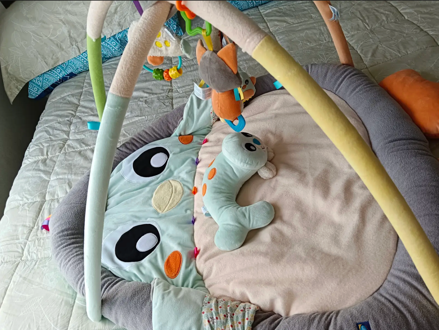 (#PG5214) Gimnasio modelo Acurrúcame Pingüino. Marca Playgro