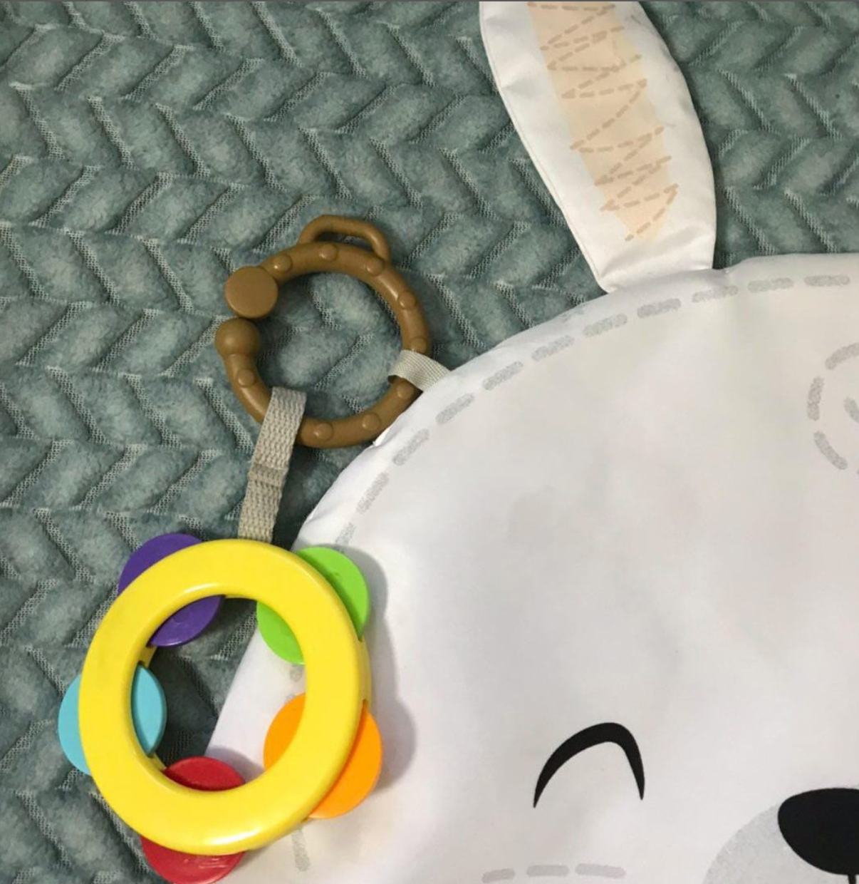 (#PG2621) Saquito de gato + Saquito de oso + Alfombra de conejo. Marca Pillin, Shein y Yahao Toys