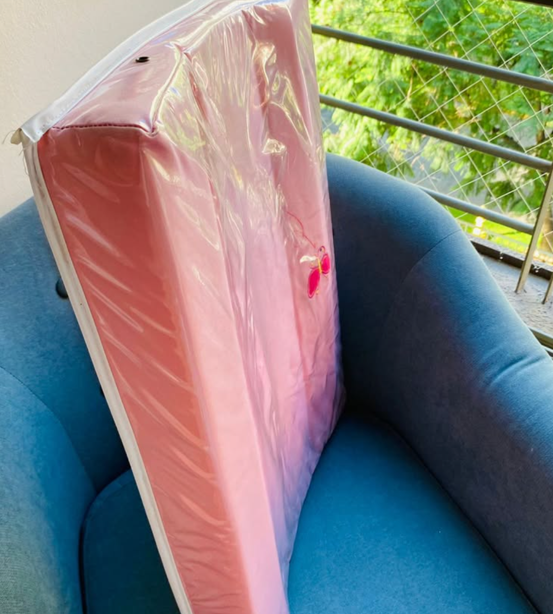 (#PG2603) Mudador bajo bordado mariposa. Marca Bee Bee