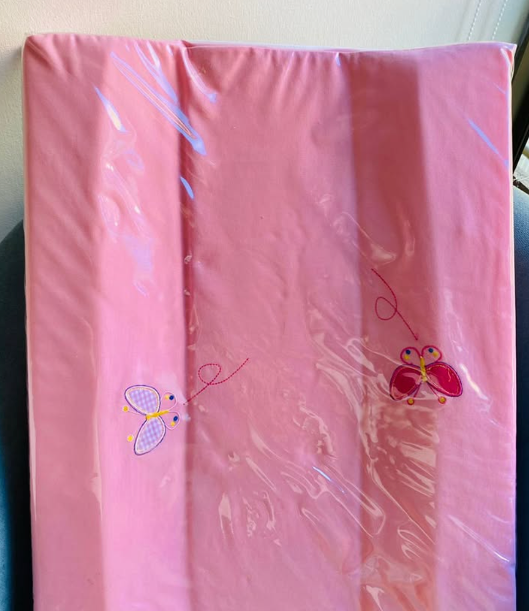 (#PG2603) Mudador bajo bordado mariposa. Marca Bee Bee