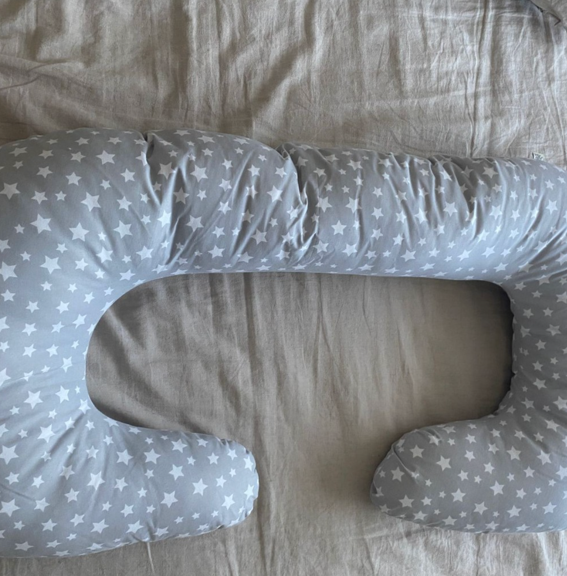 (#PG2624) Cojín maternal gris con estrellas. Marca Glo Glo Mam