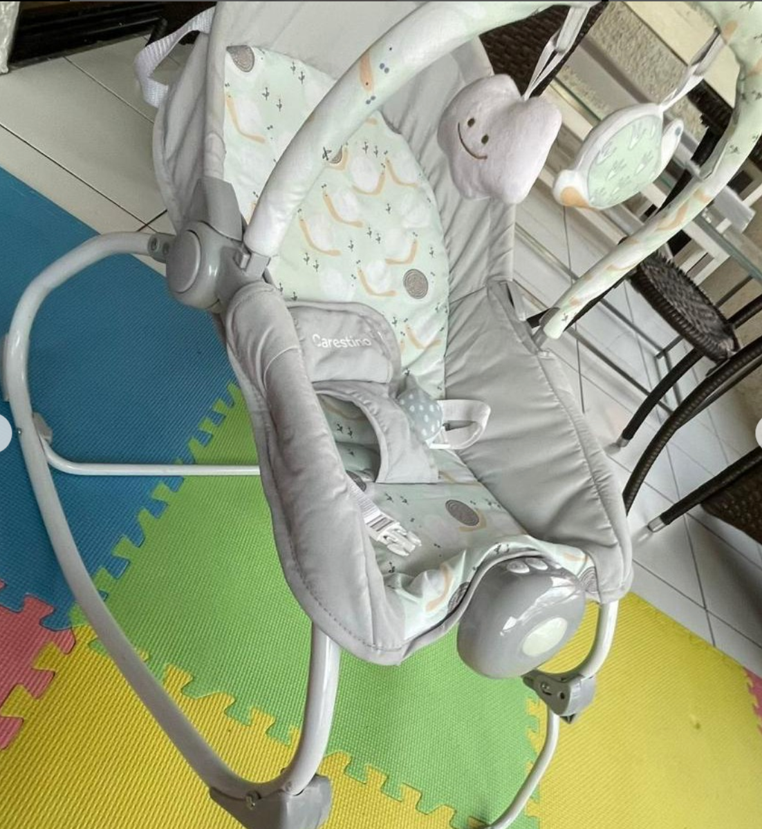 (#PG3922) Silla Mecedora. Marca Carestino