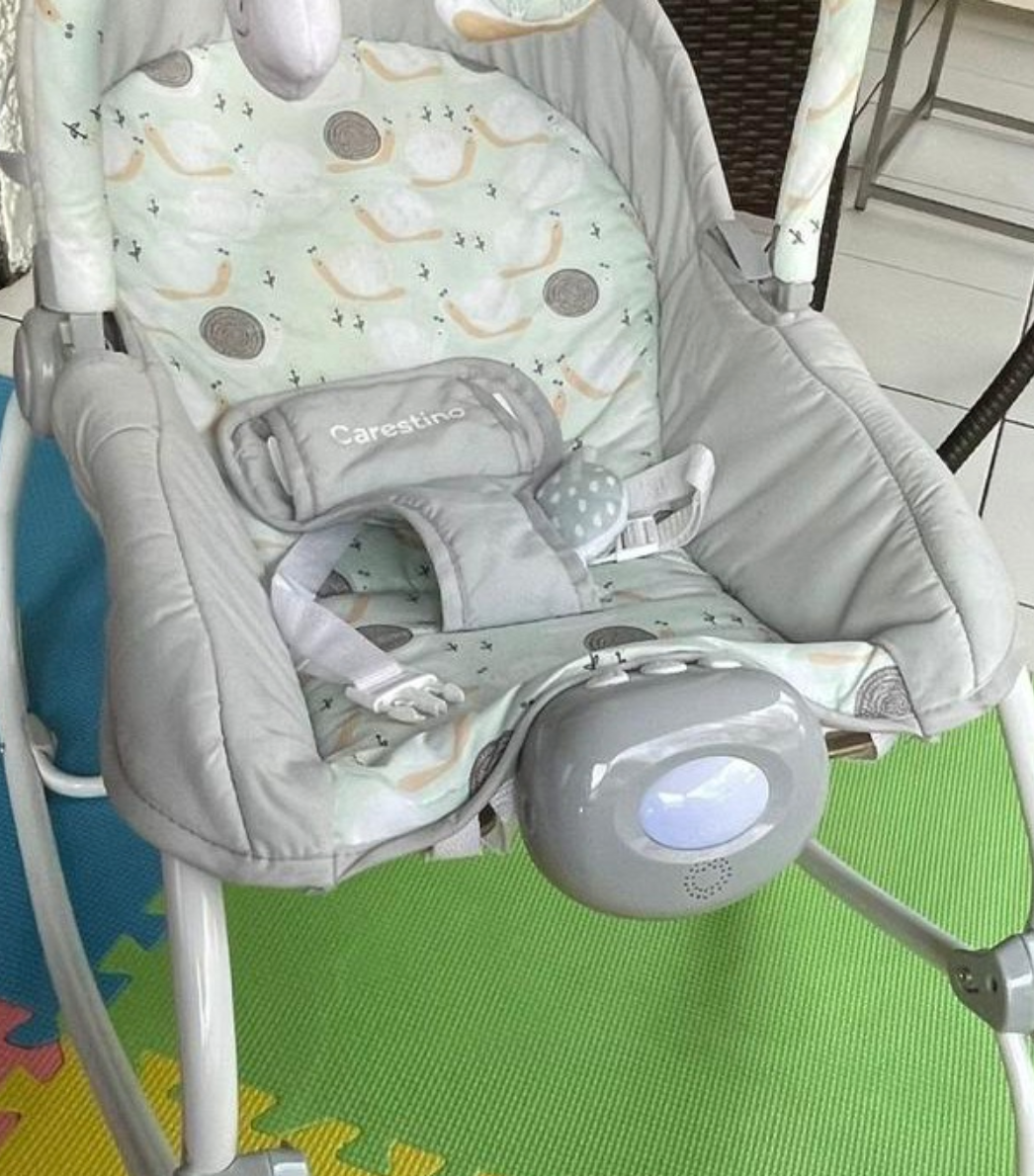 (#PG3922) Silla Mecedora. Marca Carestino