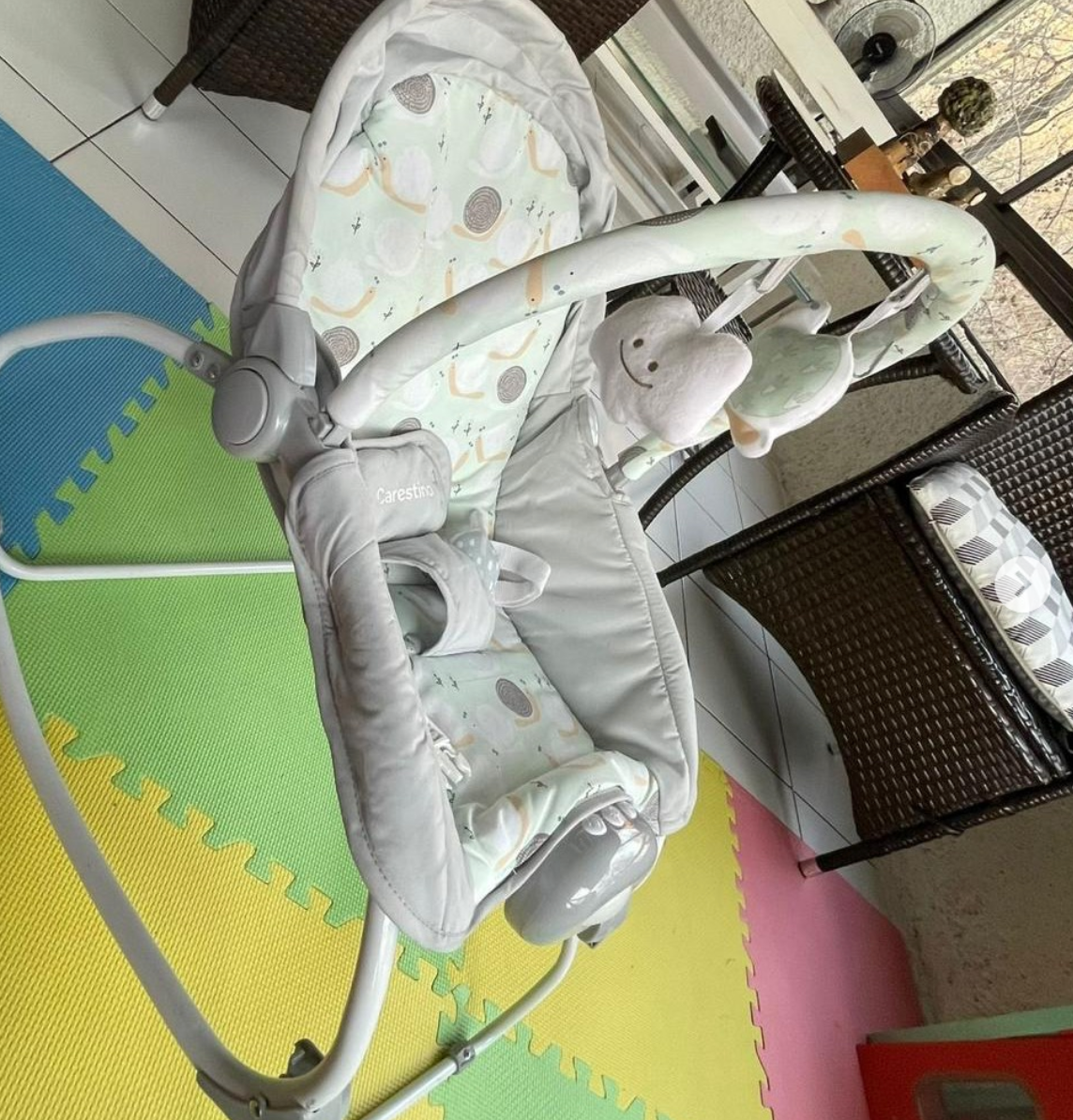 (#PG3922) Silla Mecedora. Marca Carestino