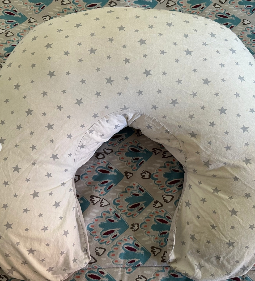 (#PG4012) Cojín de lactancia, modelo Star Grey. Marca Canguamor