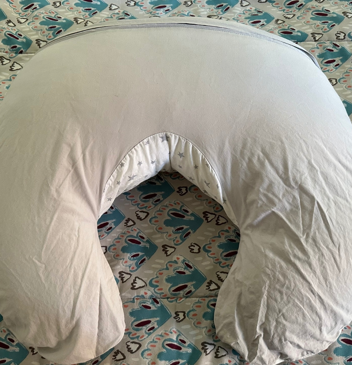 (#PG4012) Cojín de lactancia, modelo Star Grey. Marca Canguamor