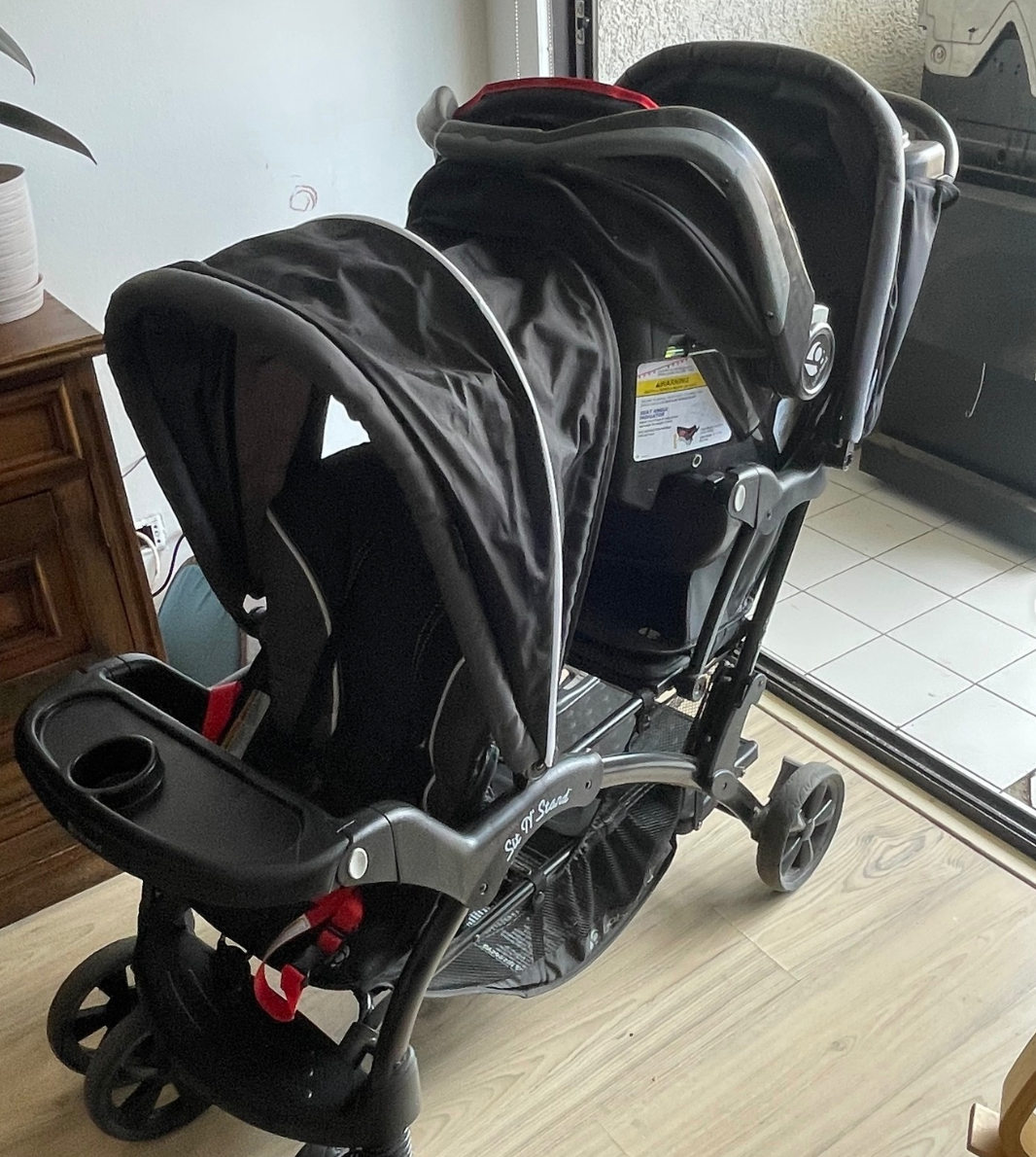 (#PG4028) Coche doble modelo Sit and Stand Onyx. Marca Babytrend