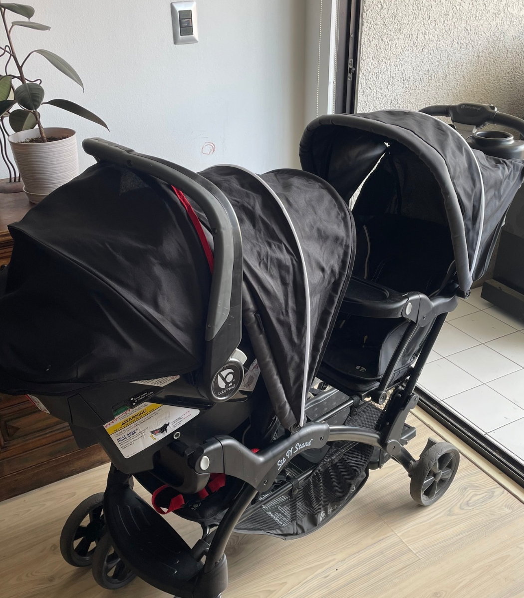 (#PG4028) Coche doble modelo Sit and Stand Onyx. Marca Babytrend