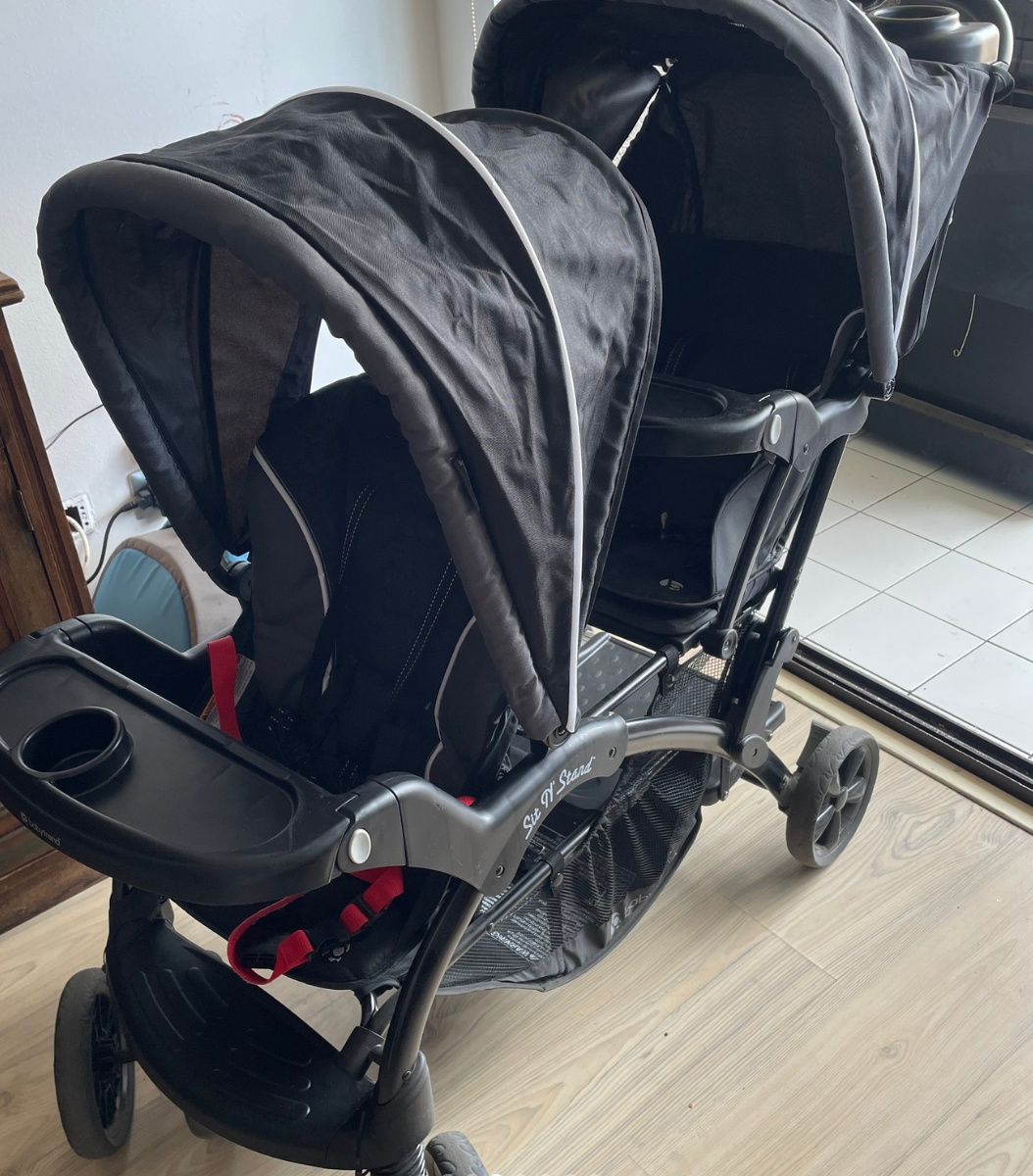 (#PG4028) Coche doble modelo Sit and Stand Onyx. Marca Babytrend
