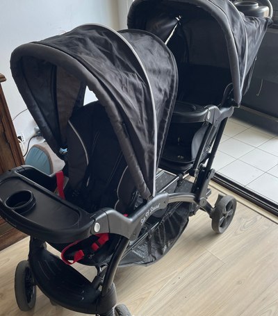(#PG4028) Coche doble modelo Sit and Stand Onyx. Marca Babytrend