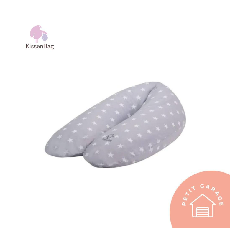 (#PG4147) Cojín de lactancia, gris con estrellas blancas. Marca Kissenbag