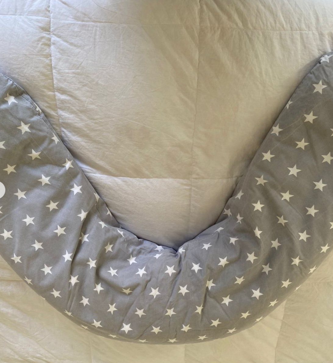 (#PG4147) Cojín de lactancia, gris con estrellas blancas. Marca Kissenbag