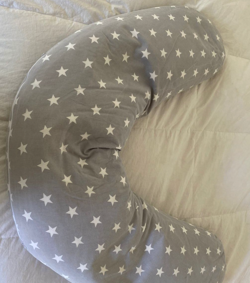 (#PG4147) Cojín de lactancia, gris con estrellas blancas. Marca Kissenbag