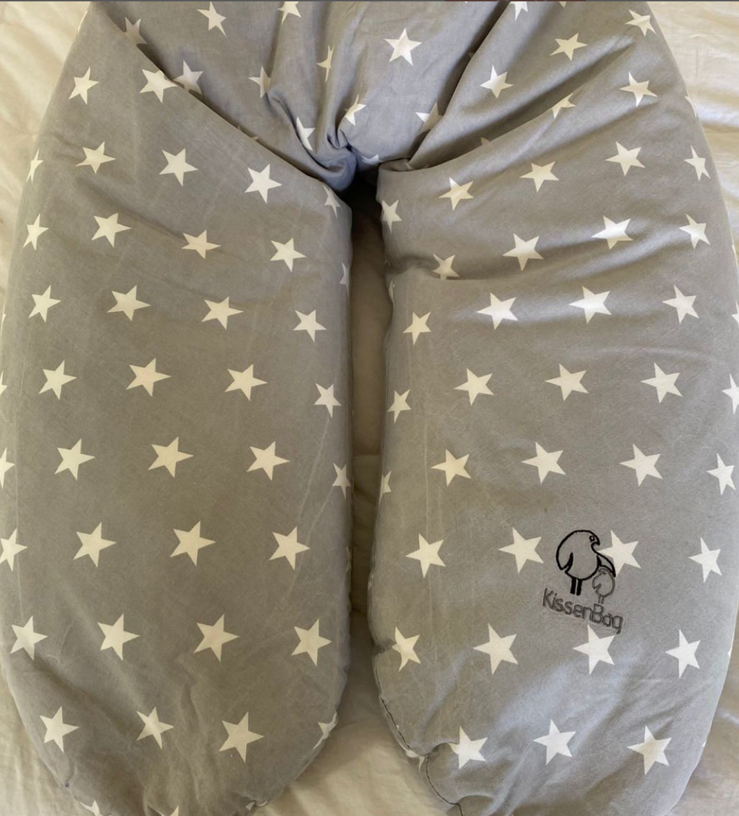 (#PG4147) Cojín de lactancia, gris con estrellas blancas. Marca Kissenbag